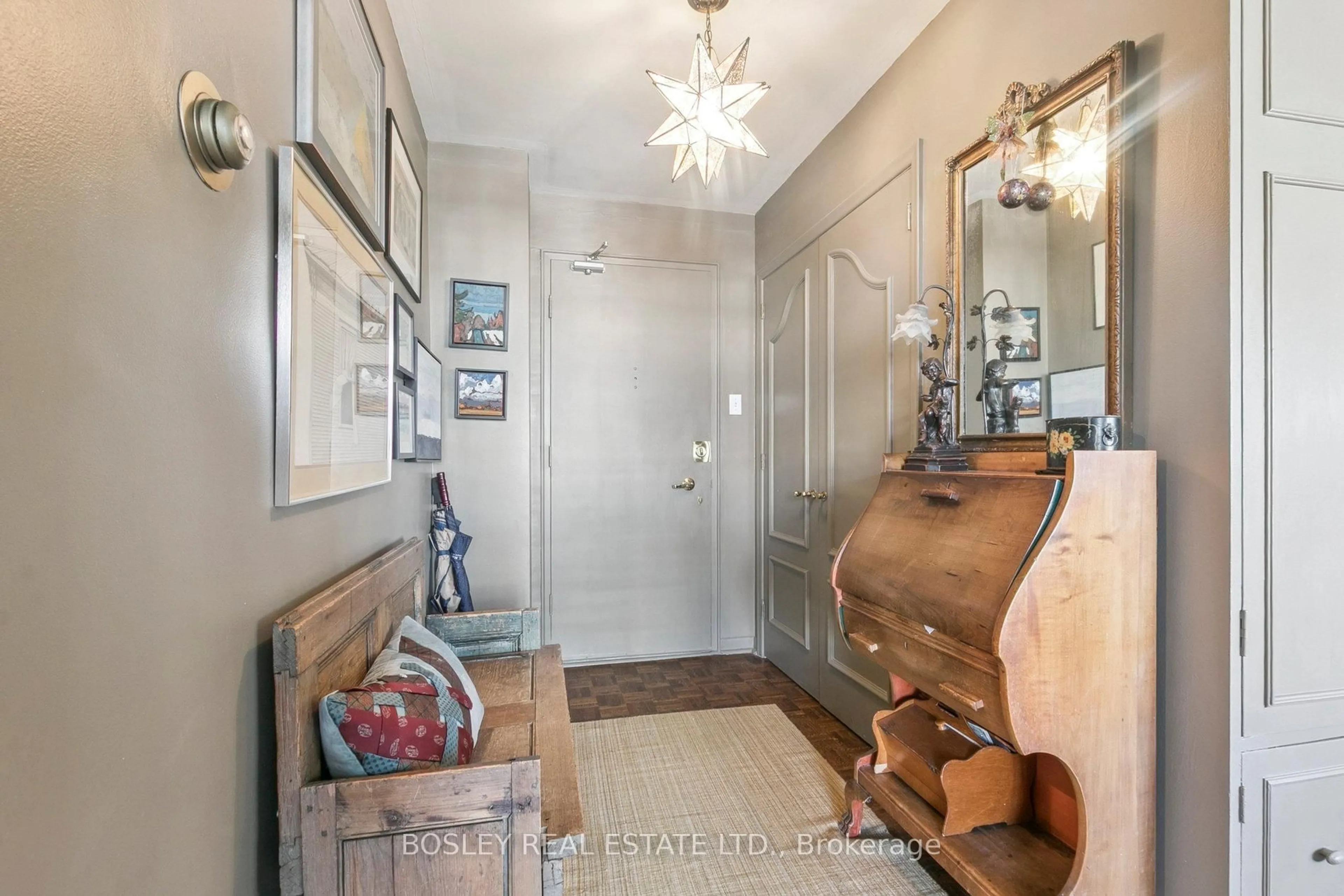 Indoor entryway for 575 Avenue Rd #1001, Toronto Ontario M4V 2K2