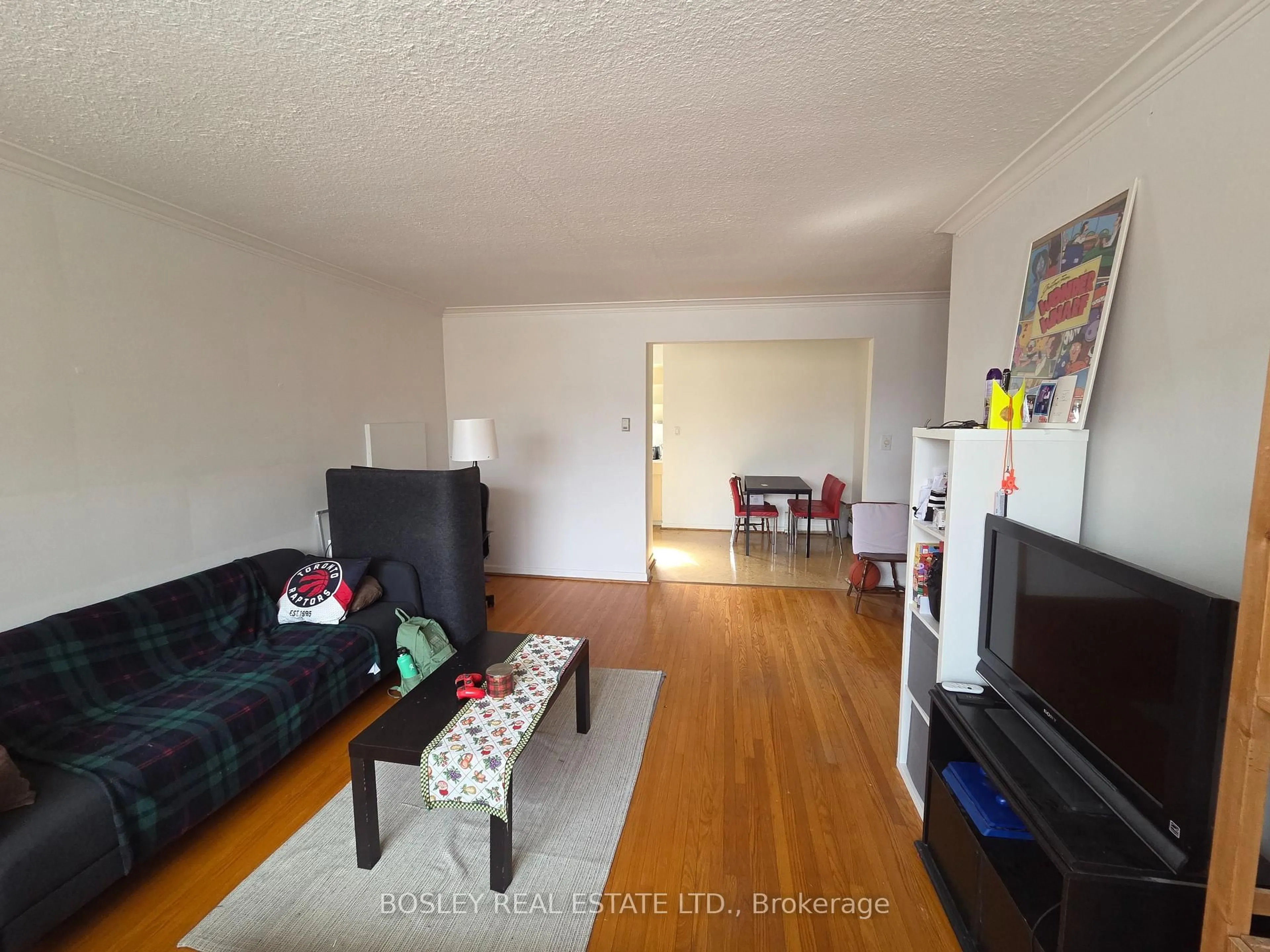 Living room with furniture, wood/laminate floor for 543 Davisville Ave, Toronto Ontario M4S 1J2