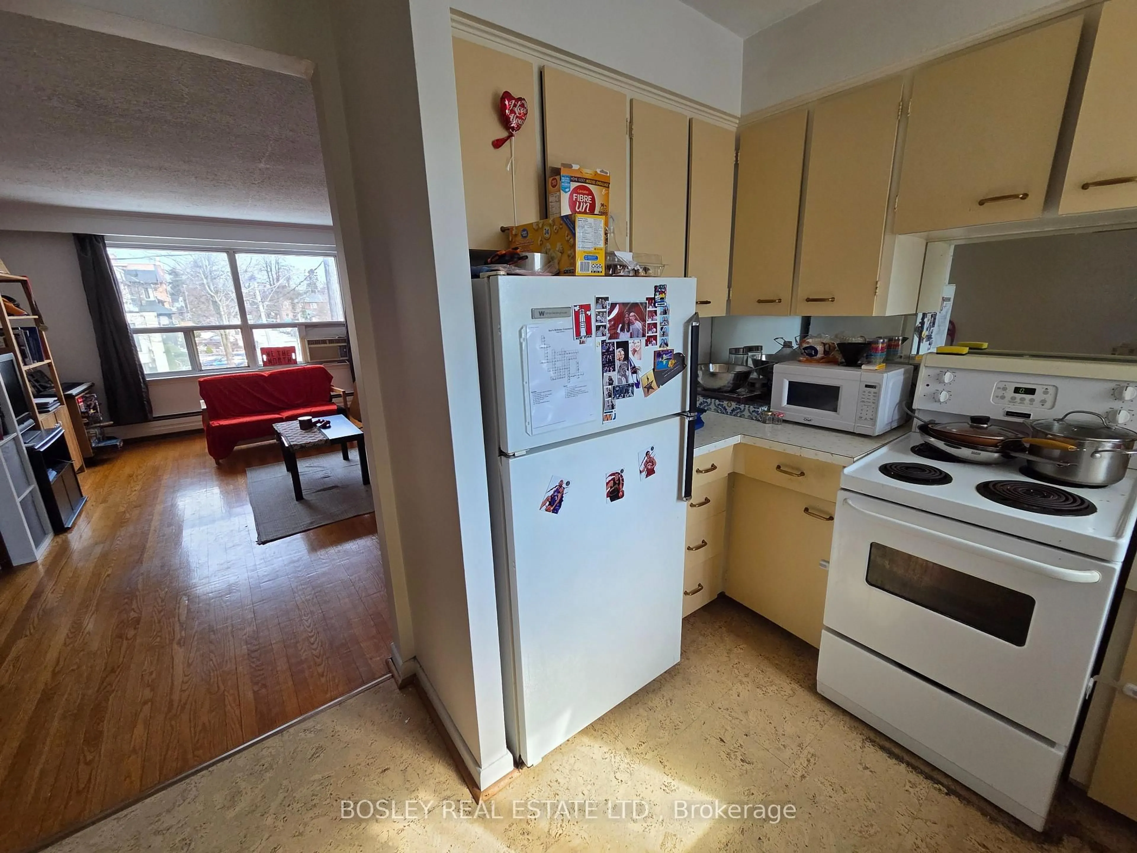 Standard kitchen, unknown for 543 Davisville Ave, Toronto Ontario M4S 1J2