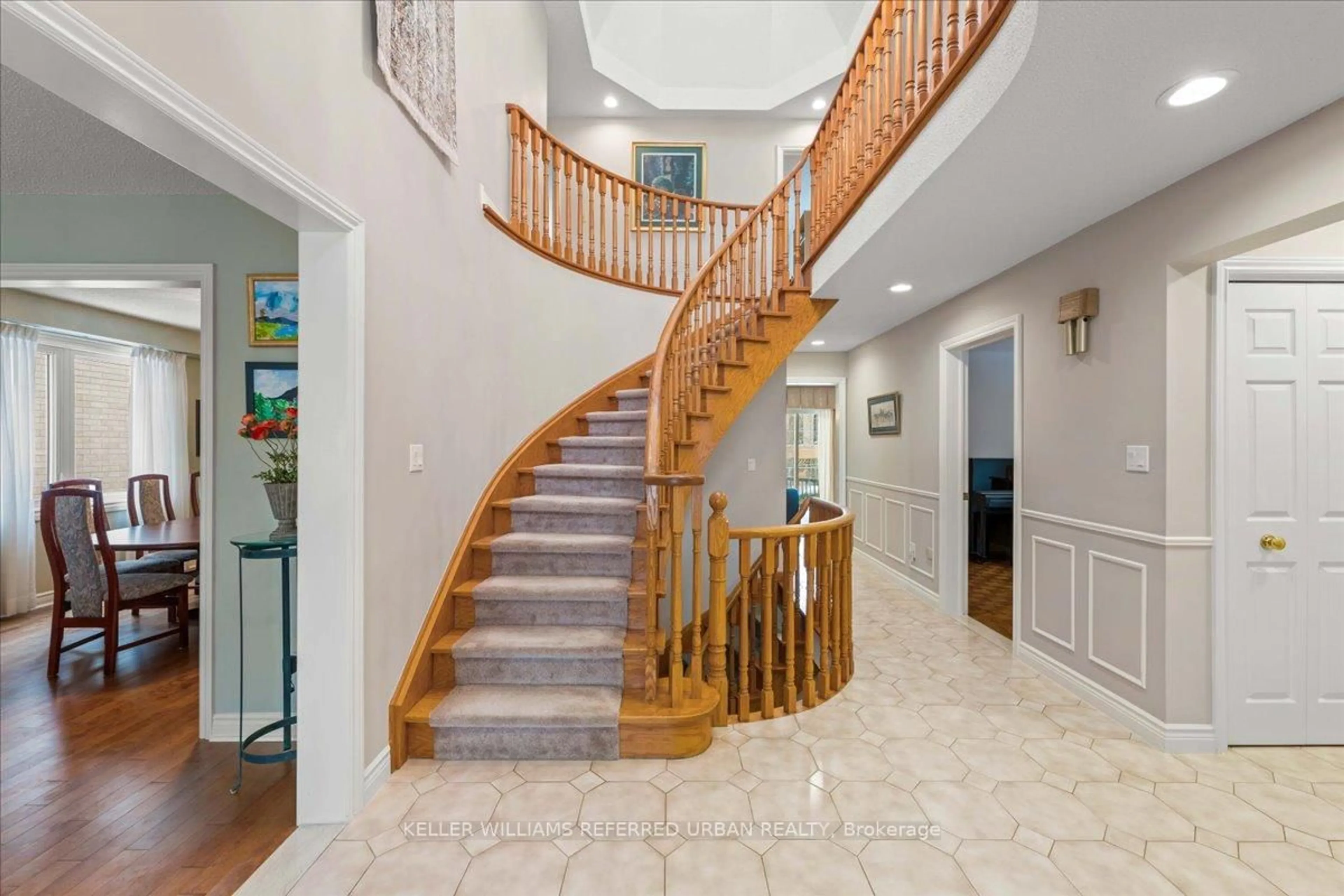 Indoor foyer for 209 Ellerslie Ave, Toronto Ontario M2N 1Y3