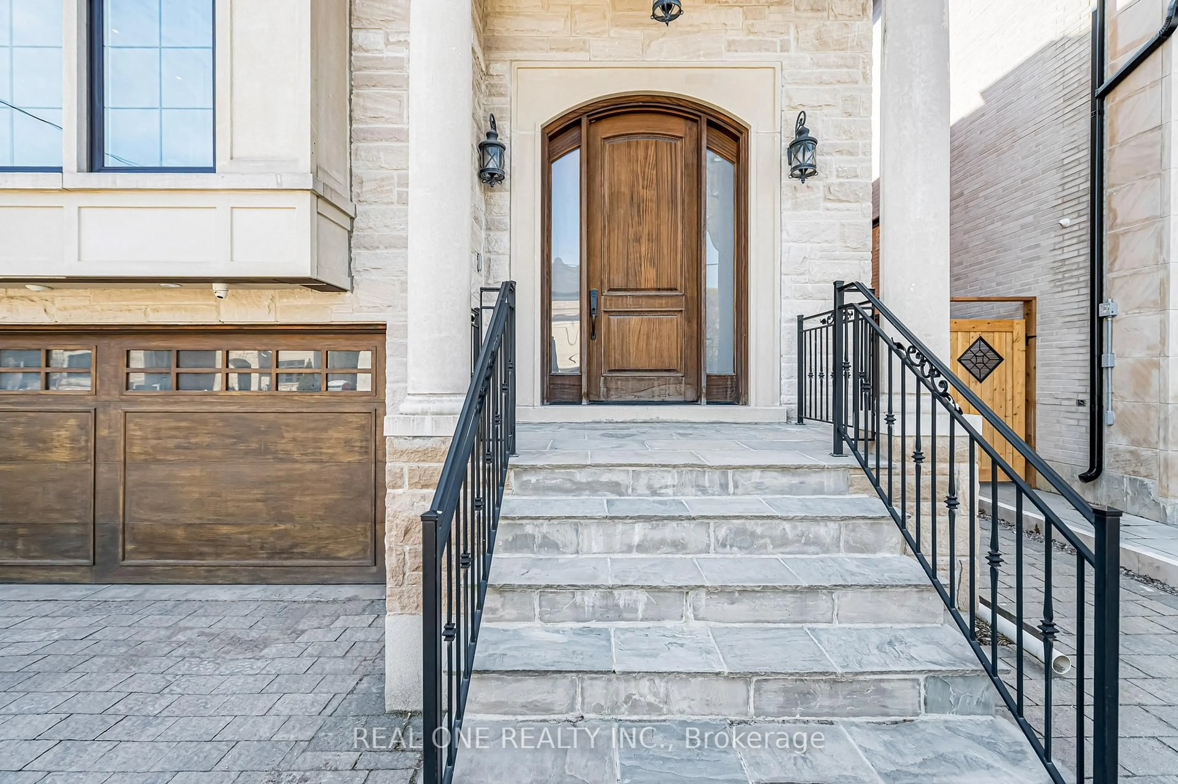Indoor entryway for 241 Florence Ave, Toronto Ontario M2N 1G7