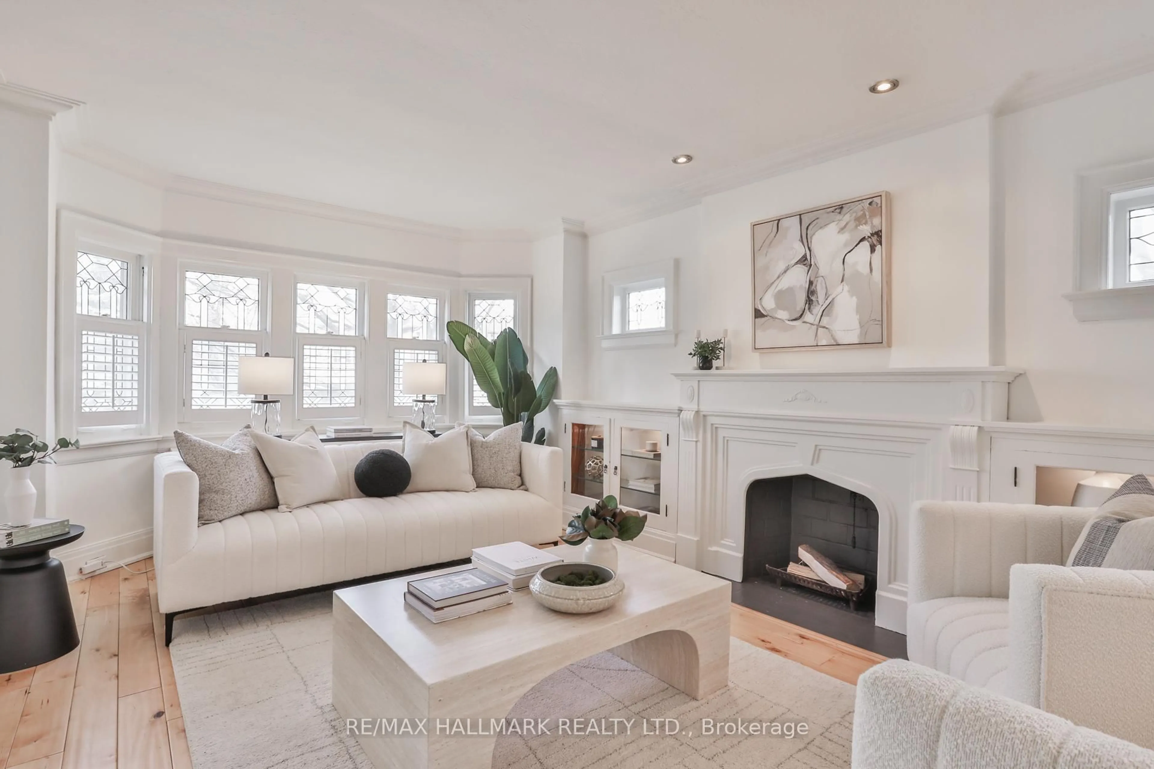 Living room with furniture, unknown for 121 Castlewood Rd, Toronto Ontario M5N 2L3