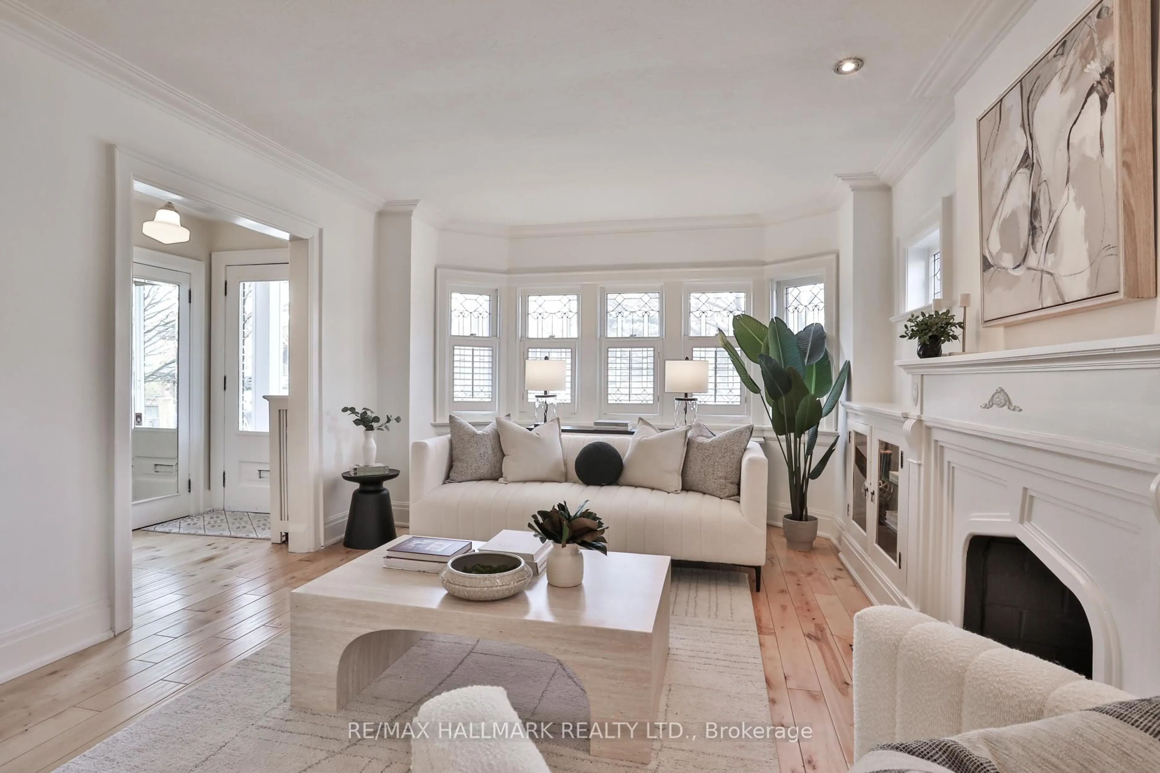 Living room with furniture, unknown for 121 Castlewood Rd, Toronto Ontario M5N 2L3