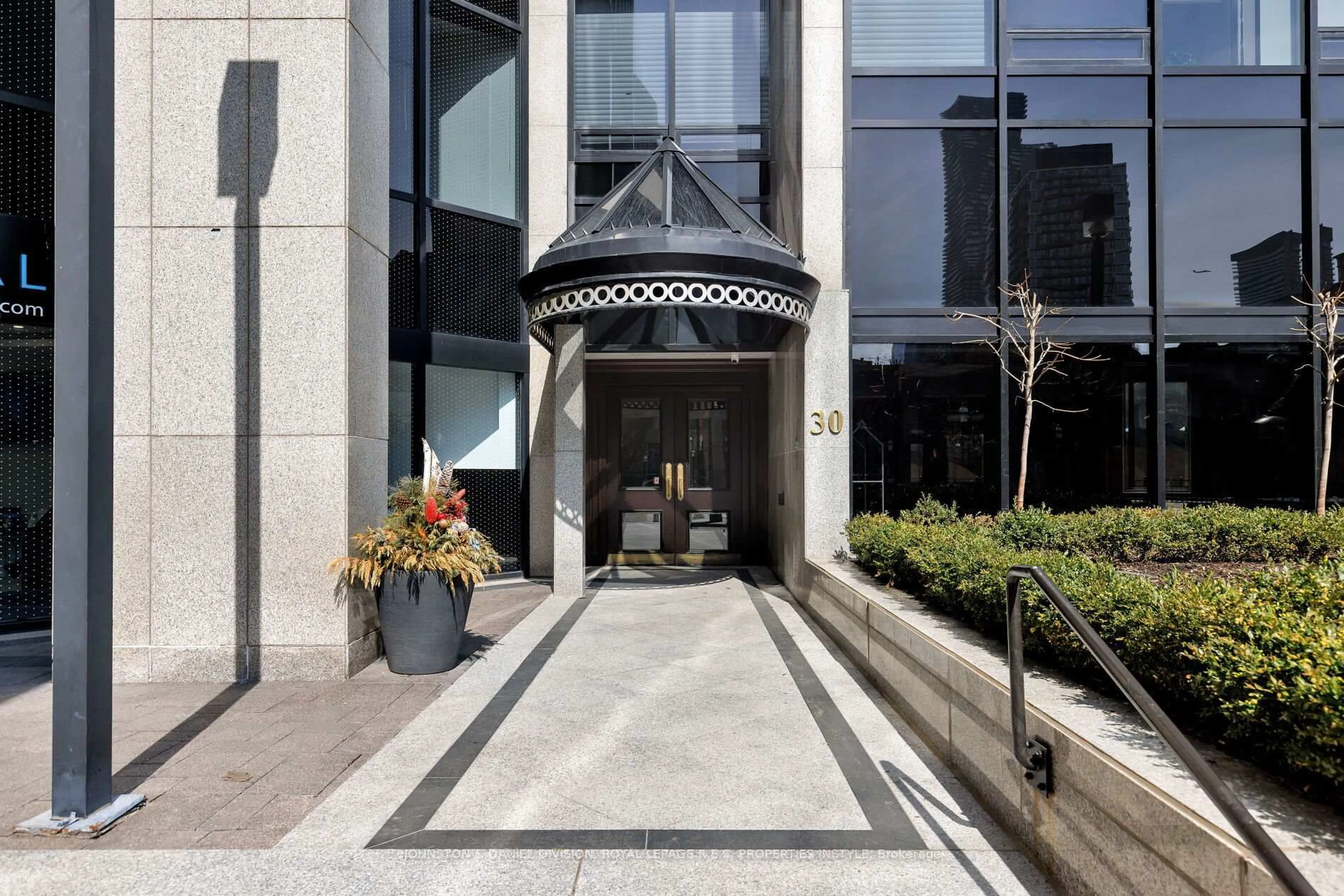 Lobby for 30 WELLINGTON St #901, Toronto Ontario M5E 1S3