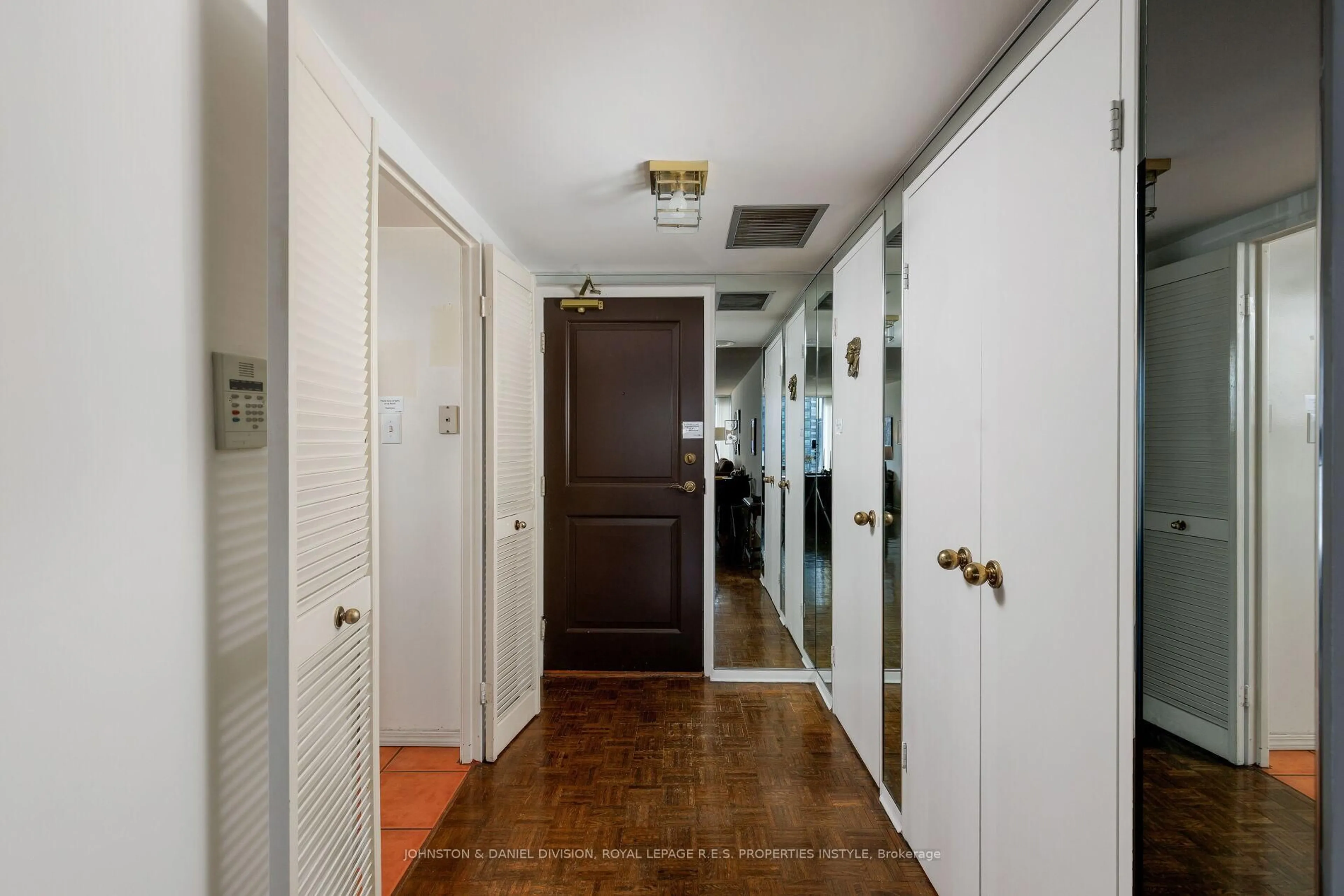 Indoor foyer for 30 WELLINGTON St #901, Toronto Ontario M5E 1S3