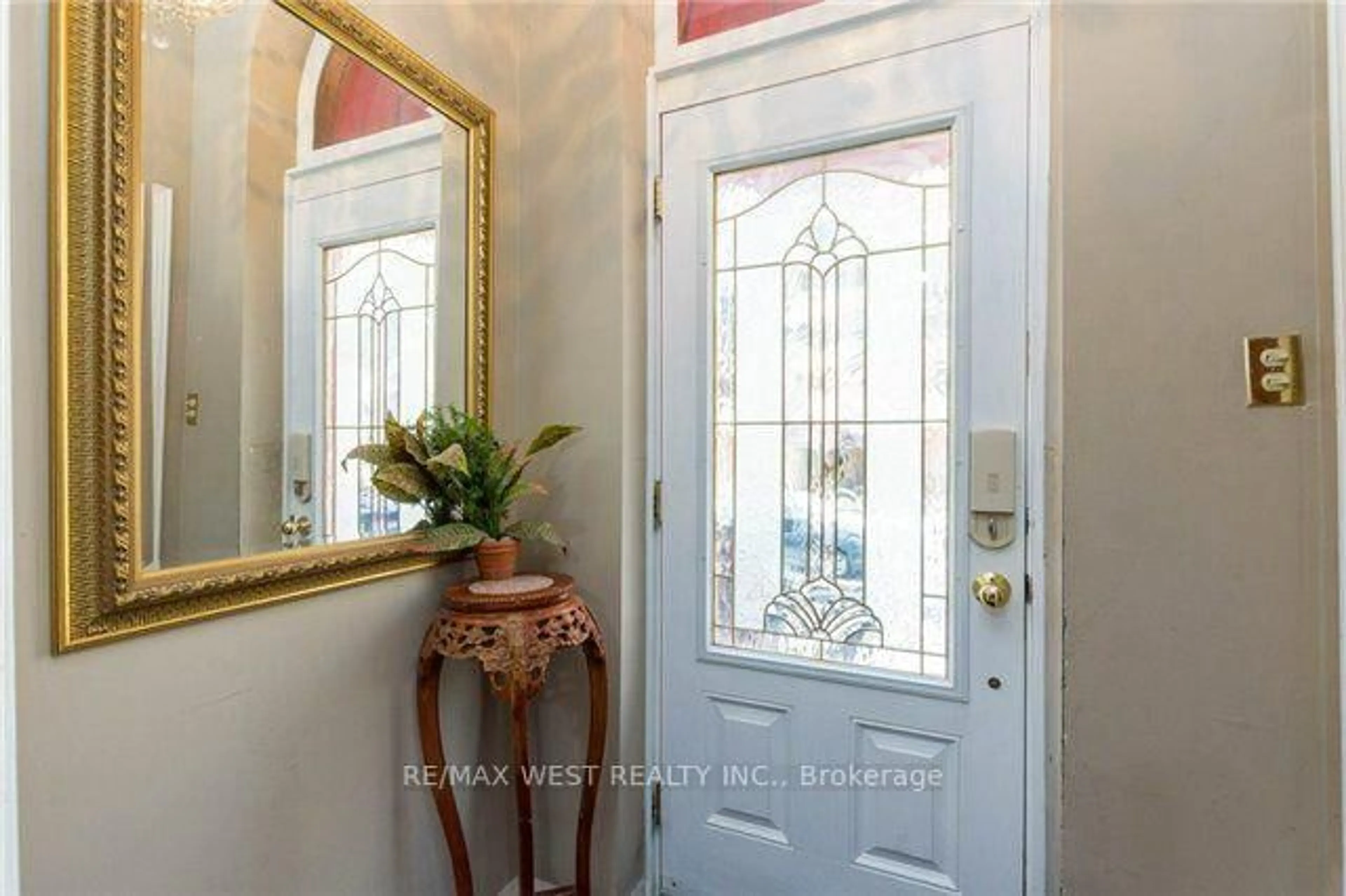 Indoor entryway for 61 Homewood Ave, Toronto Ontario M4Y 2K4