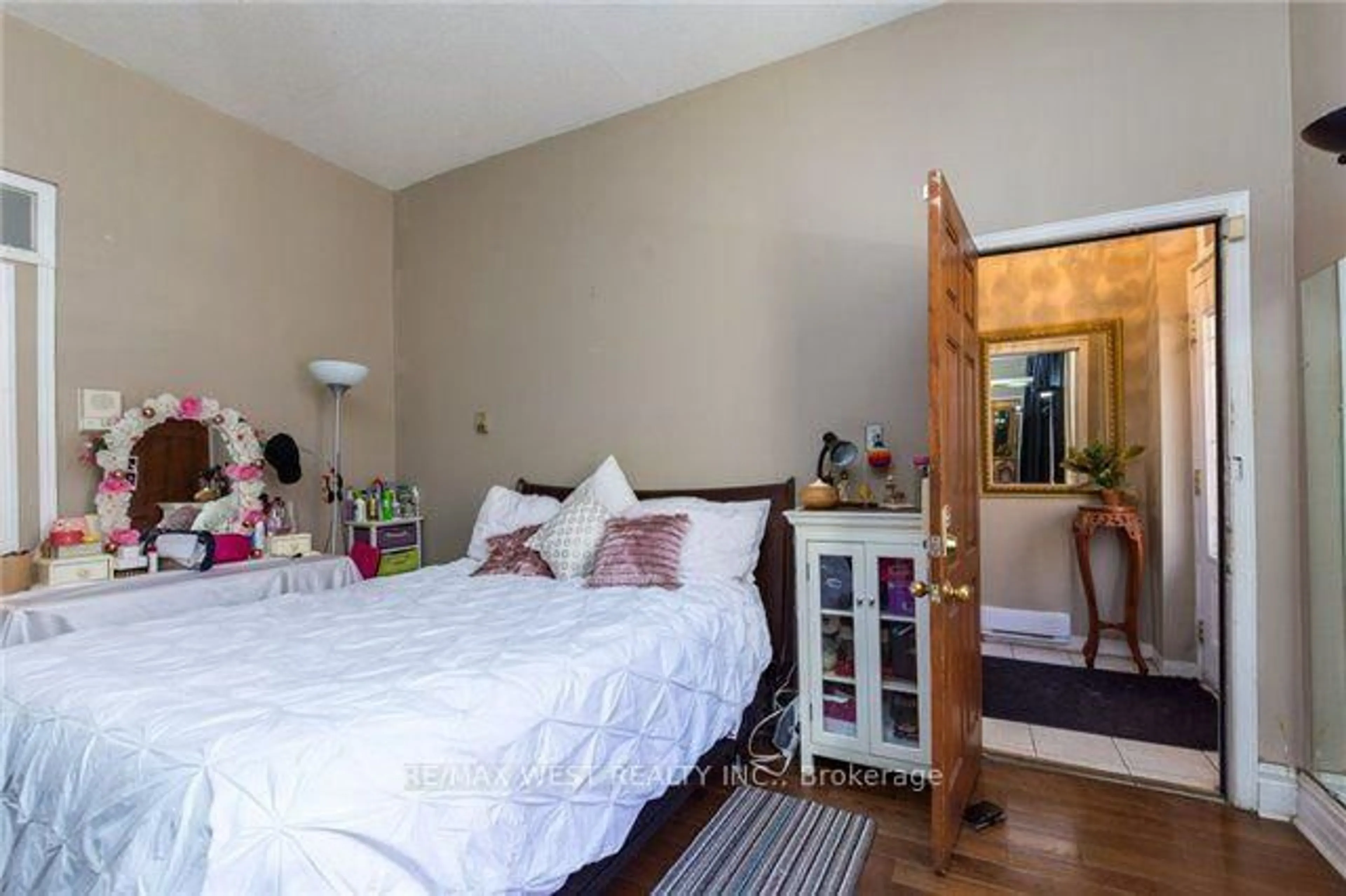 A pic of a room for 61 Homewood Ave, Toronto Ontario M4Y 2K4