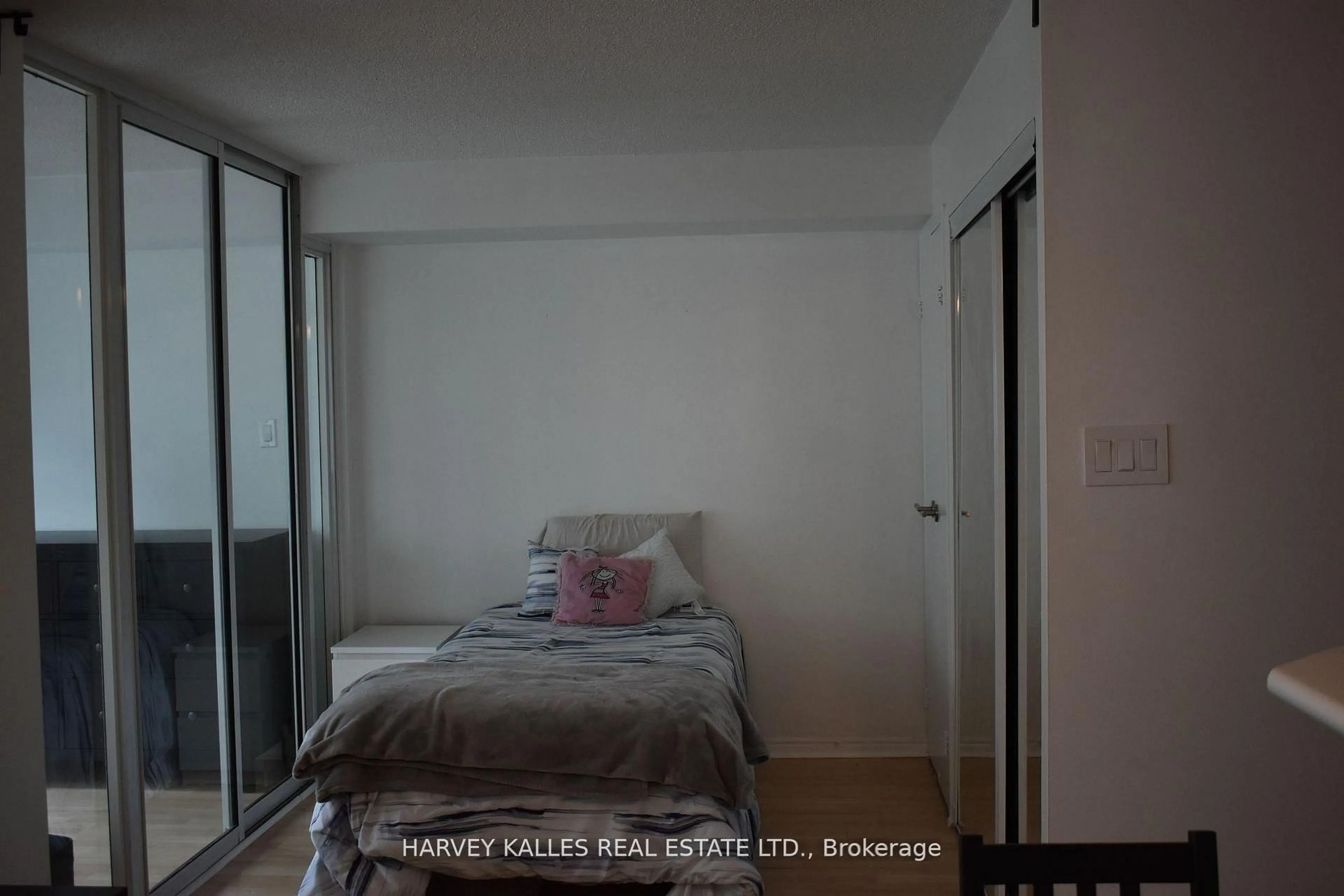A pic of a room for 10 Yonge St #705, Toronto Ontario M5J 1R4