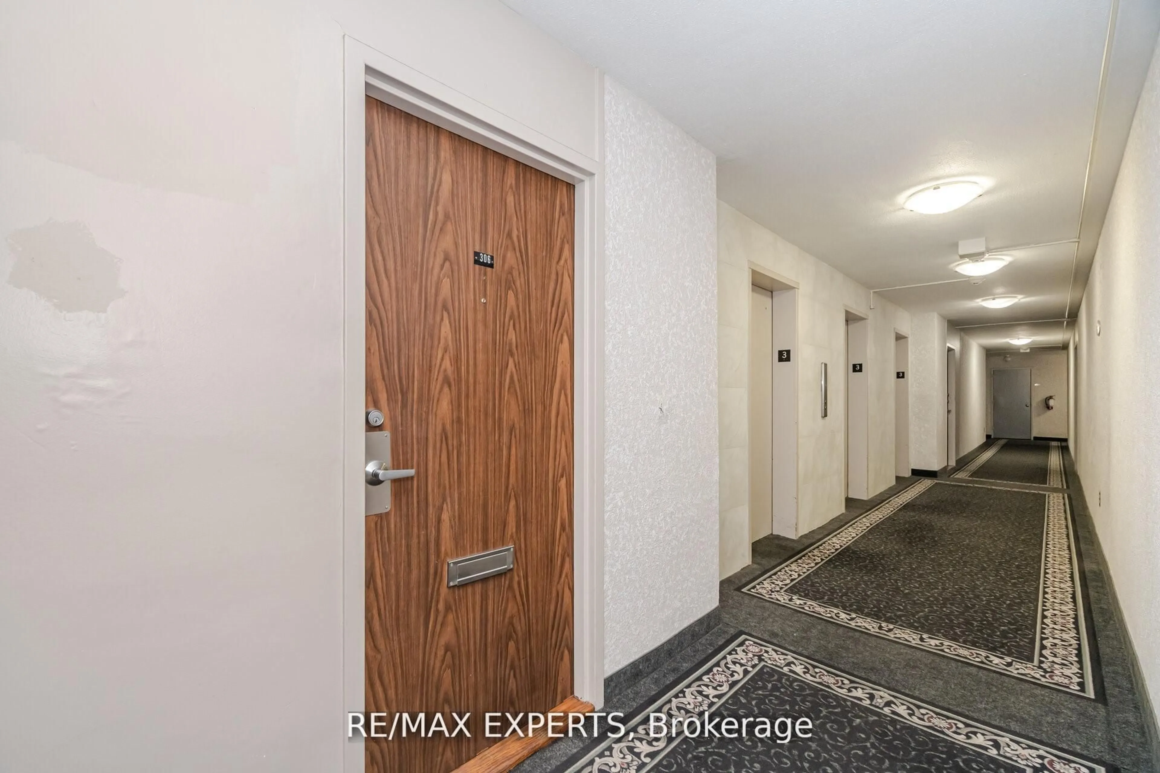 Indoor foyer for 10 Parkway Forest Dr #306, Toronto Ontario M2J 1L3