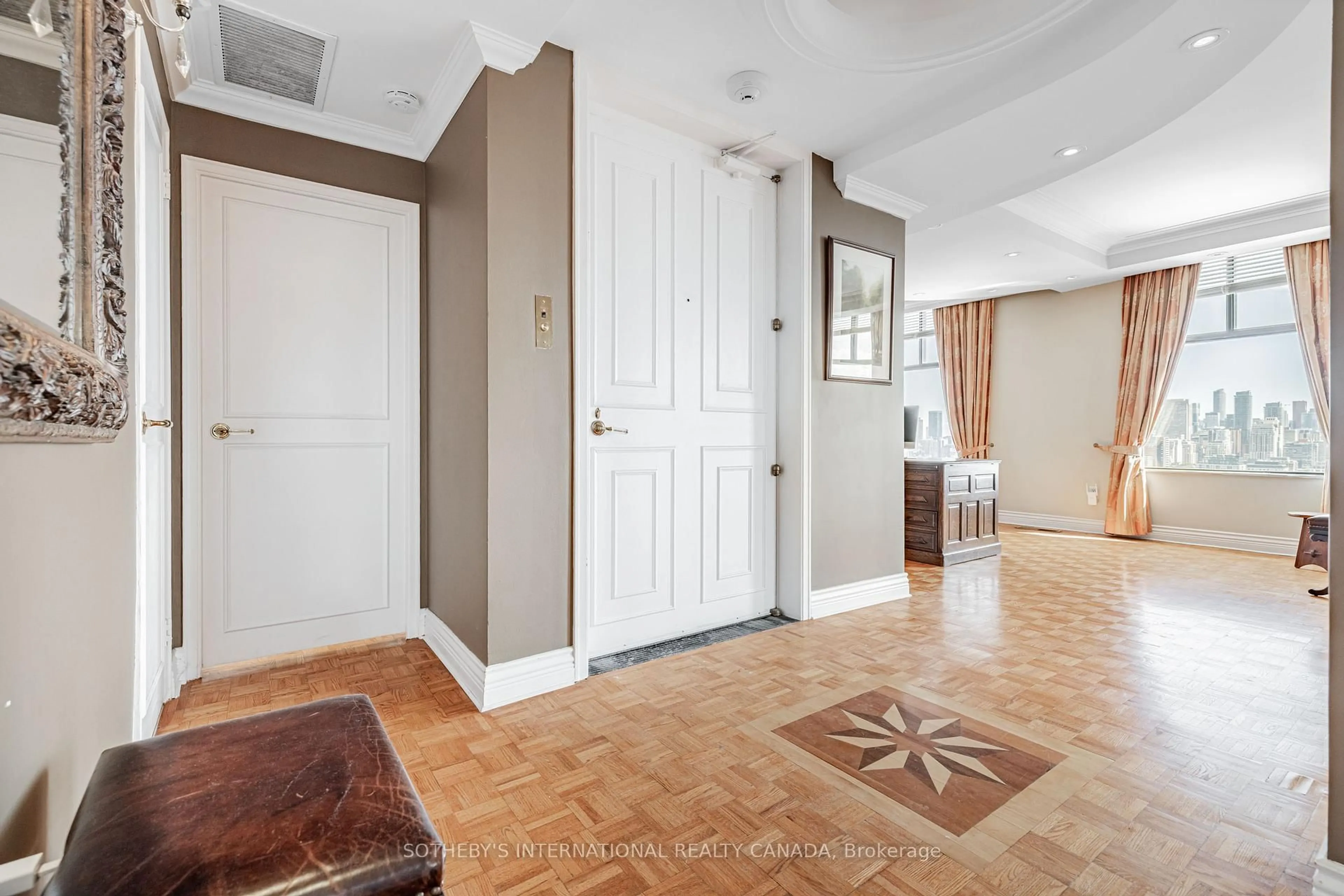 Indoor entryway for 423 Avenue Rd #13, Toronto Ontario M4V 2H7