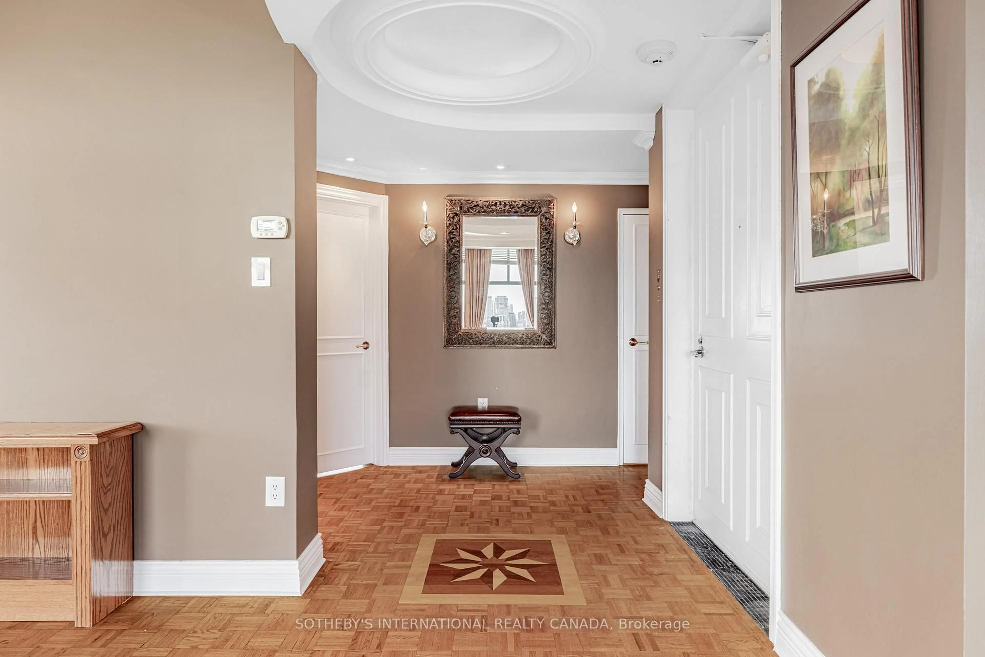 Indoor entryway for 423 Avenue Rd #13, Toronto Ontario M4V 2H7