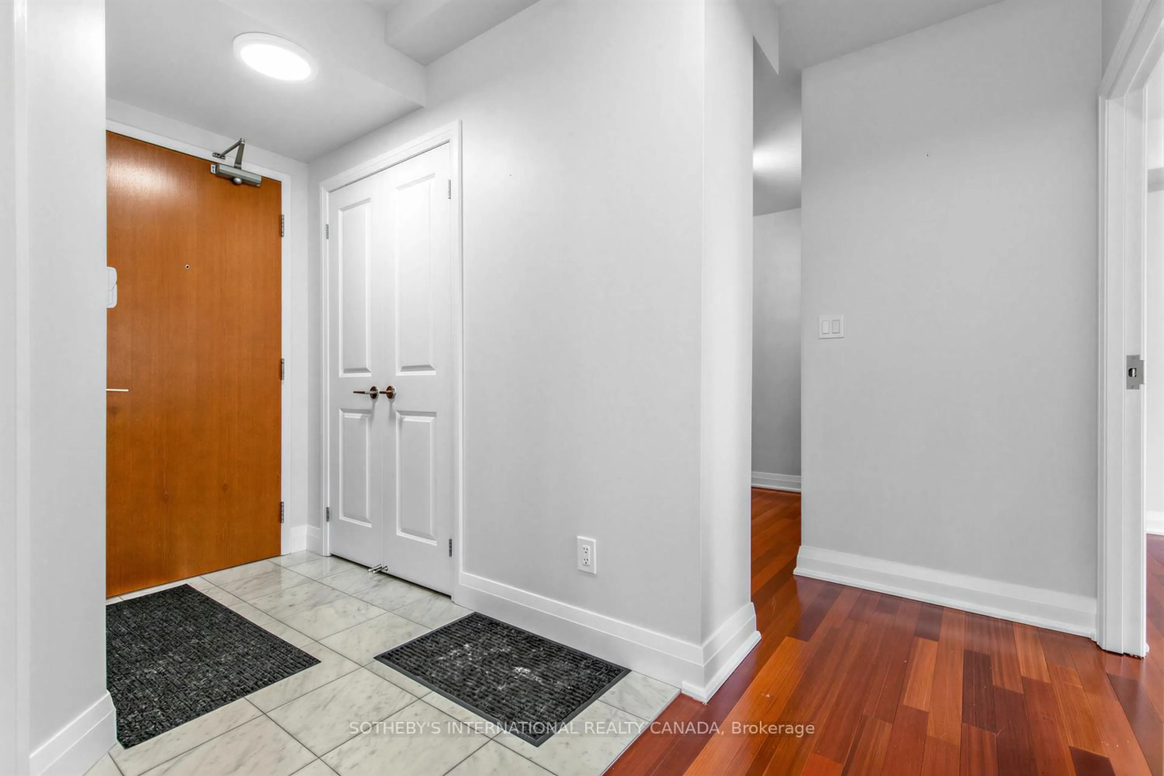 Indoor entryway for 1430 Yonge St #601, Toronto Ontario M4T 1Y6
