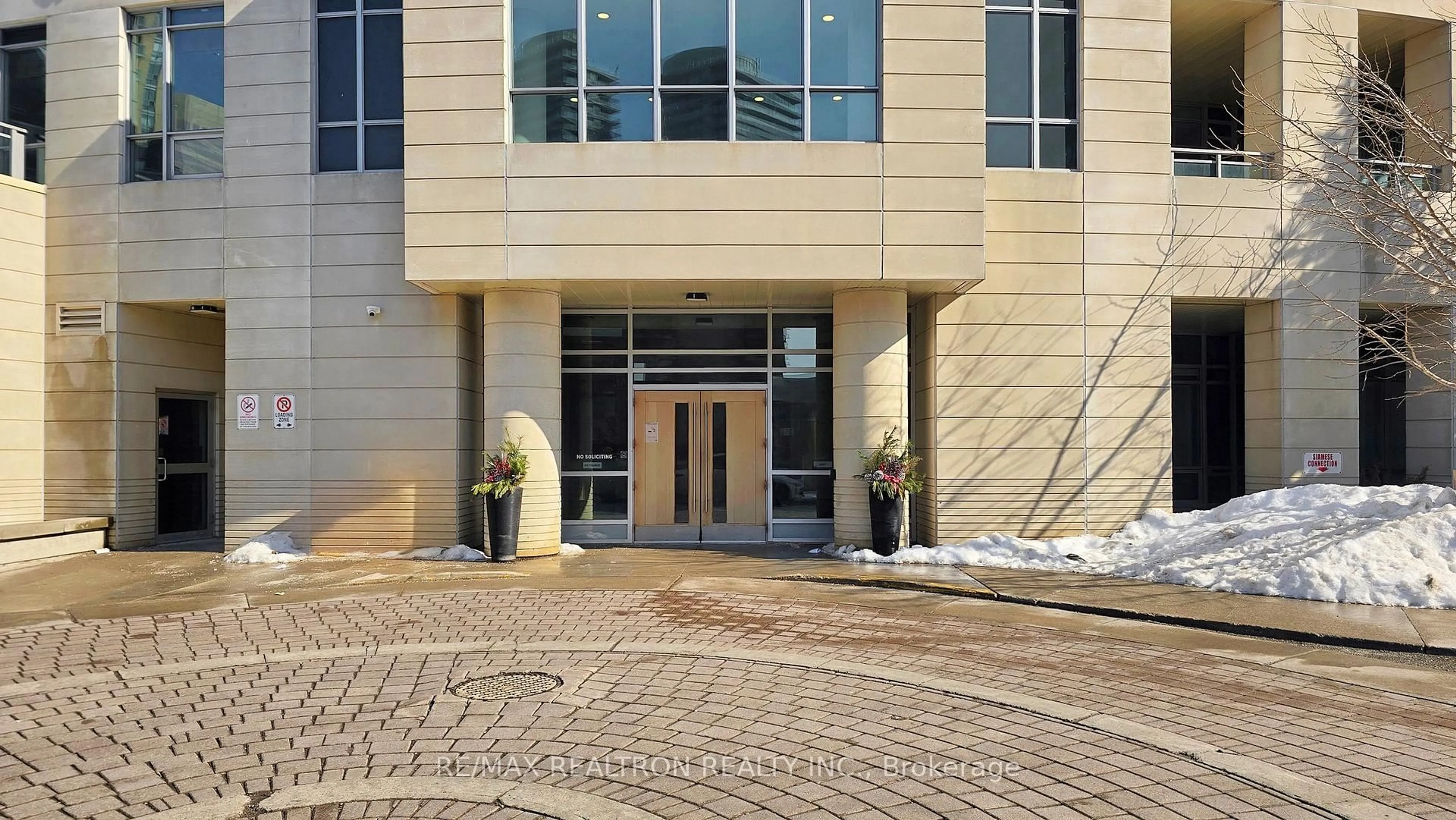 Indoor foyer for 18 Holmes Ave #2115, Toronto Ontario M2N 0E1