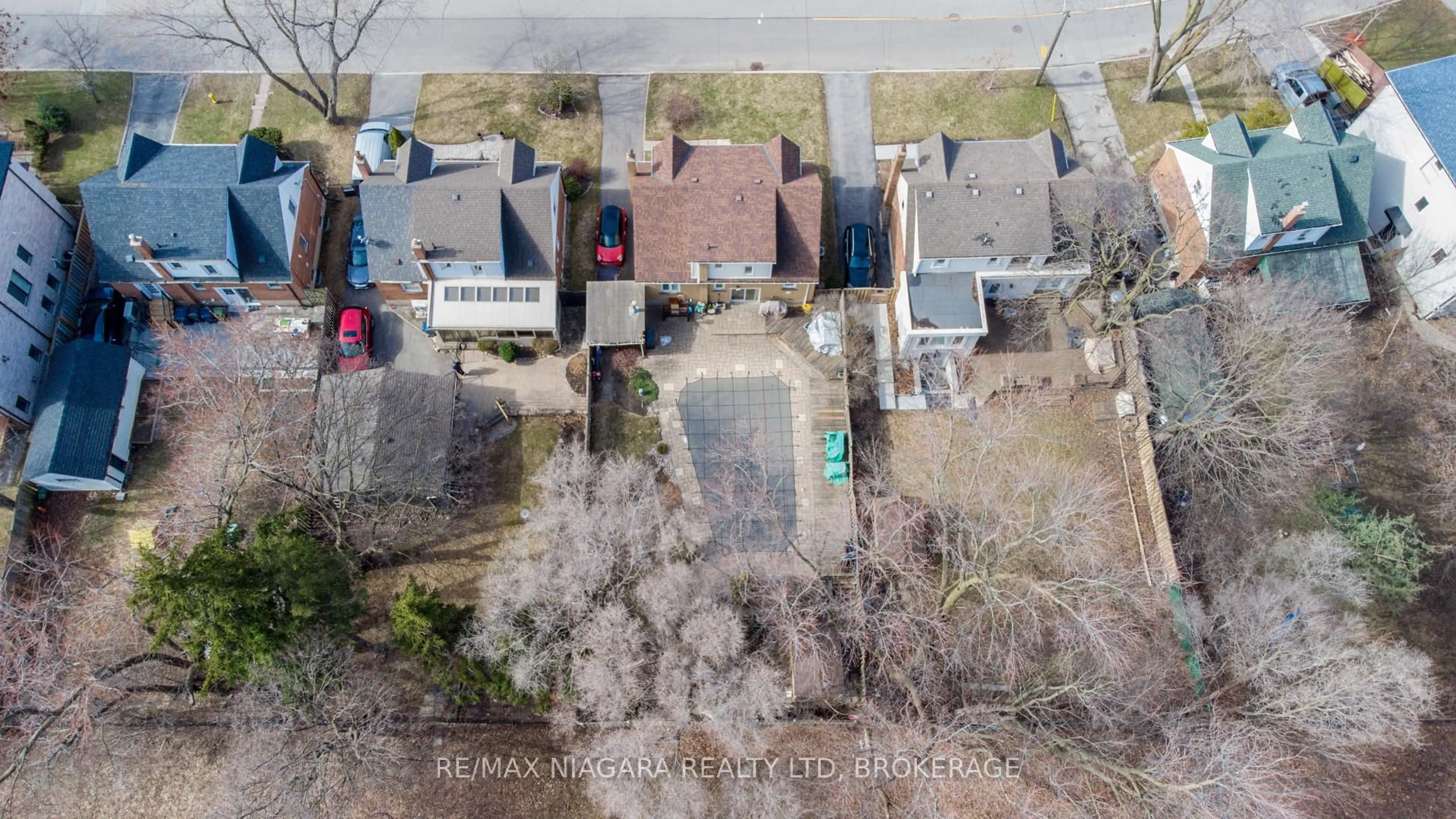 A pic from outside/outdoor area/front of a property/back of a property/a pic from drone, street for 65 Craigmore Cres, Toronto Ontario M2N 2Y6