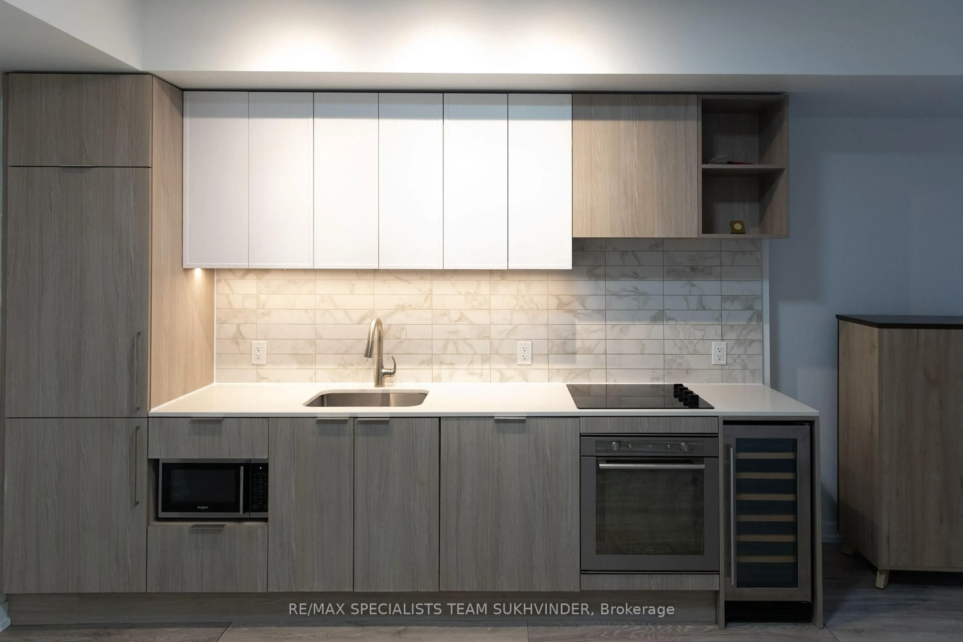 Standard kitchen, ceramic/tile floor for 2020 Bathurst St #637, Toronto Ontario M5P 0A6