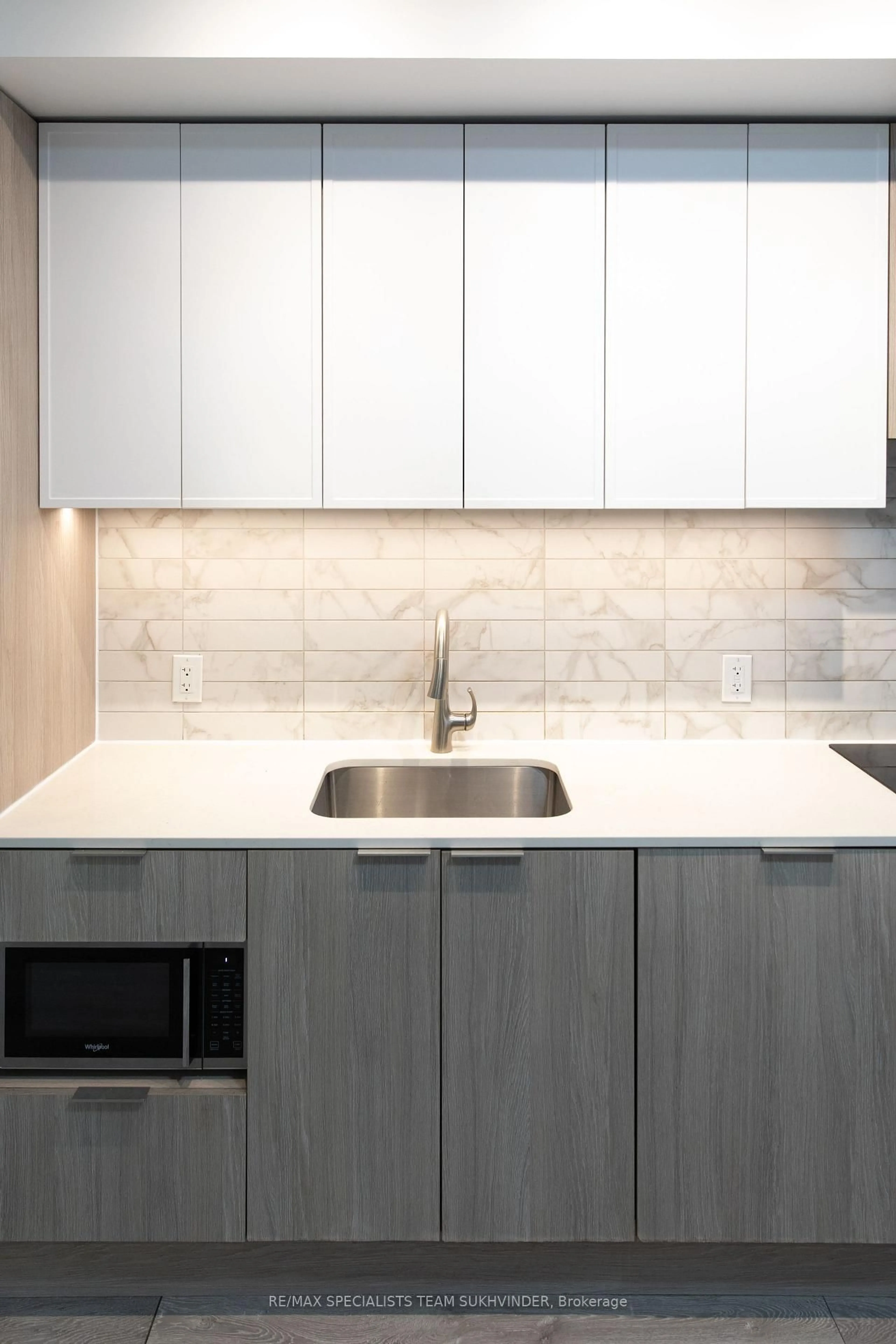 Standard kitchen, ceramic/tile floor for 2020 Bathurst St #637, Toronto Ontario M5P 0A6