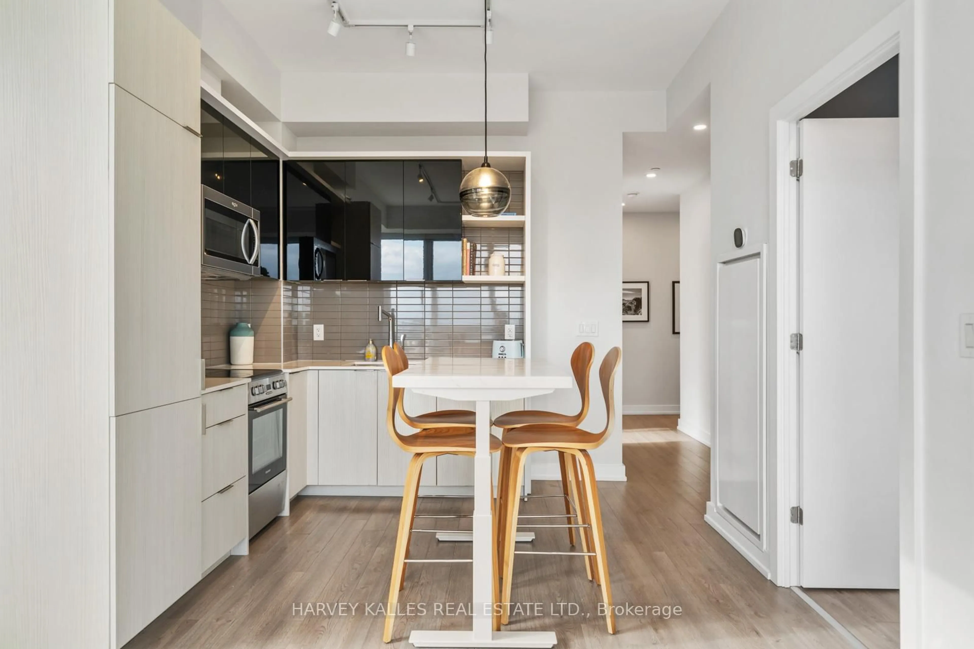 Open concept kitchen, unknown for 6 Parkwood Ave #511, Toronto Ontario M4V 1V1