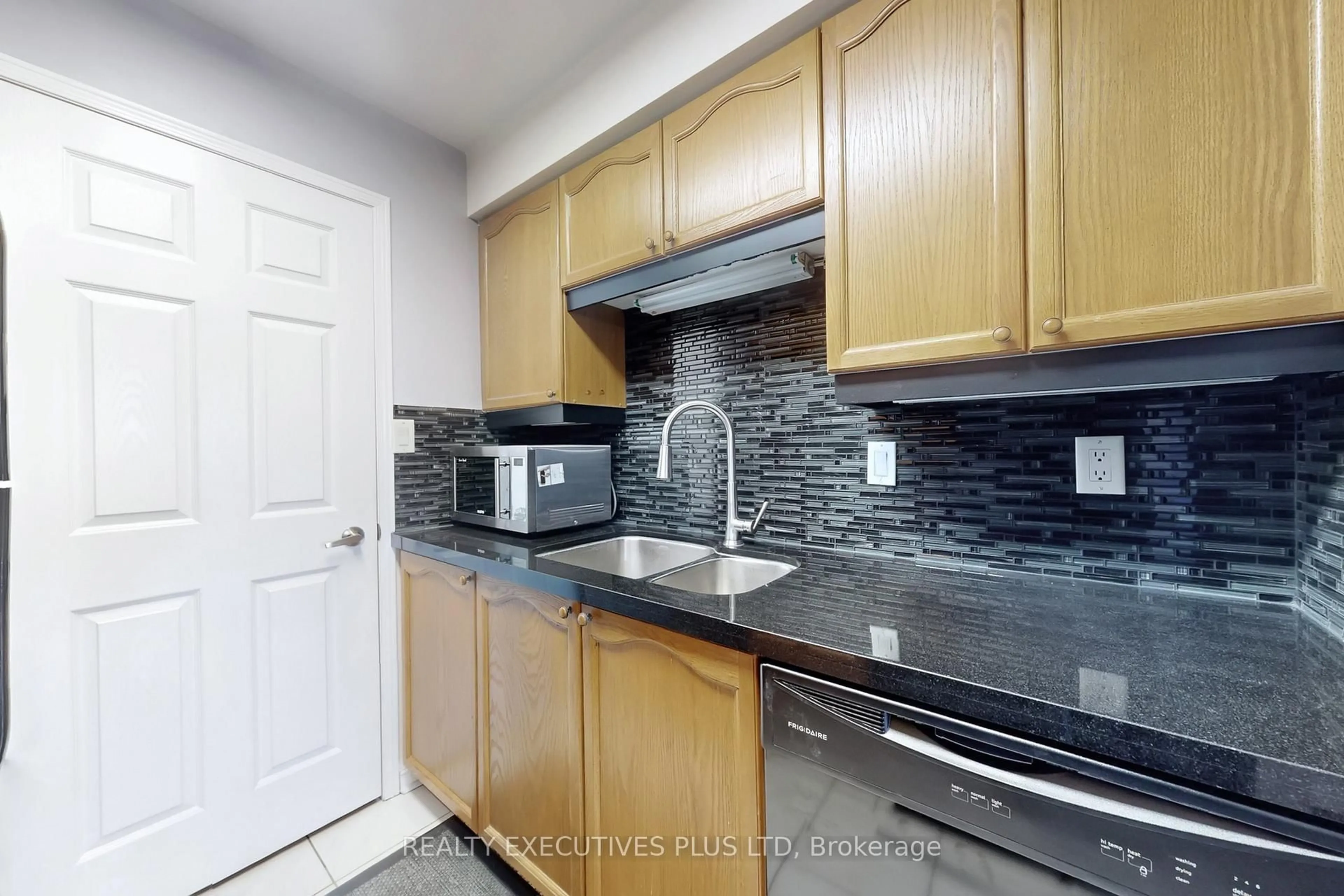 Standard kitchen, unknown for 233 Beecroft Rd #521, Toronto Ontario M2N 6Z9