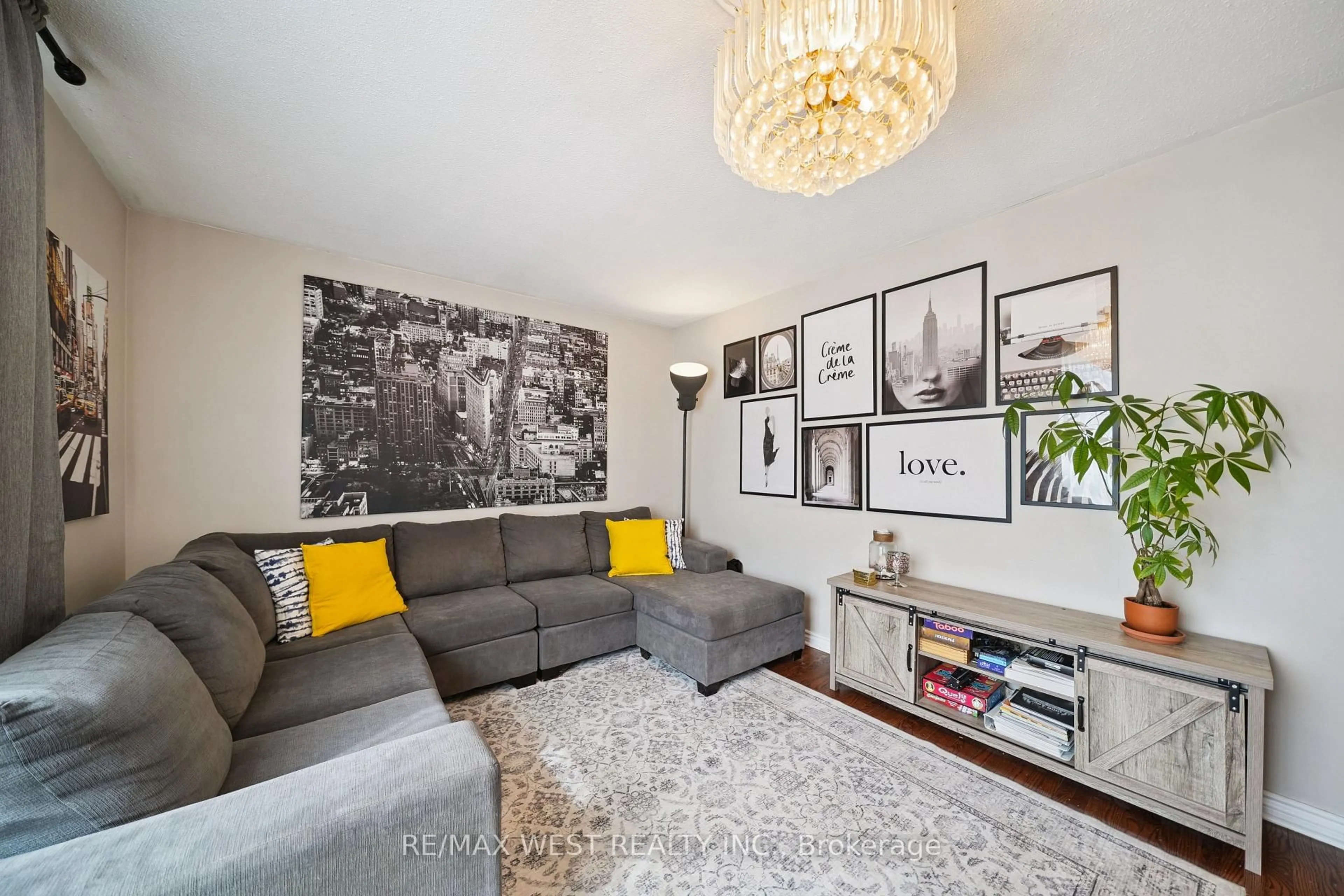 Living room with furniture, unknown for 2 Lisburn Cres, Toronto Ontario M2J 2Z5