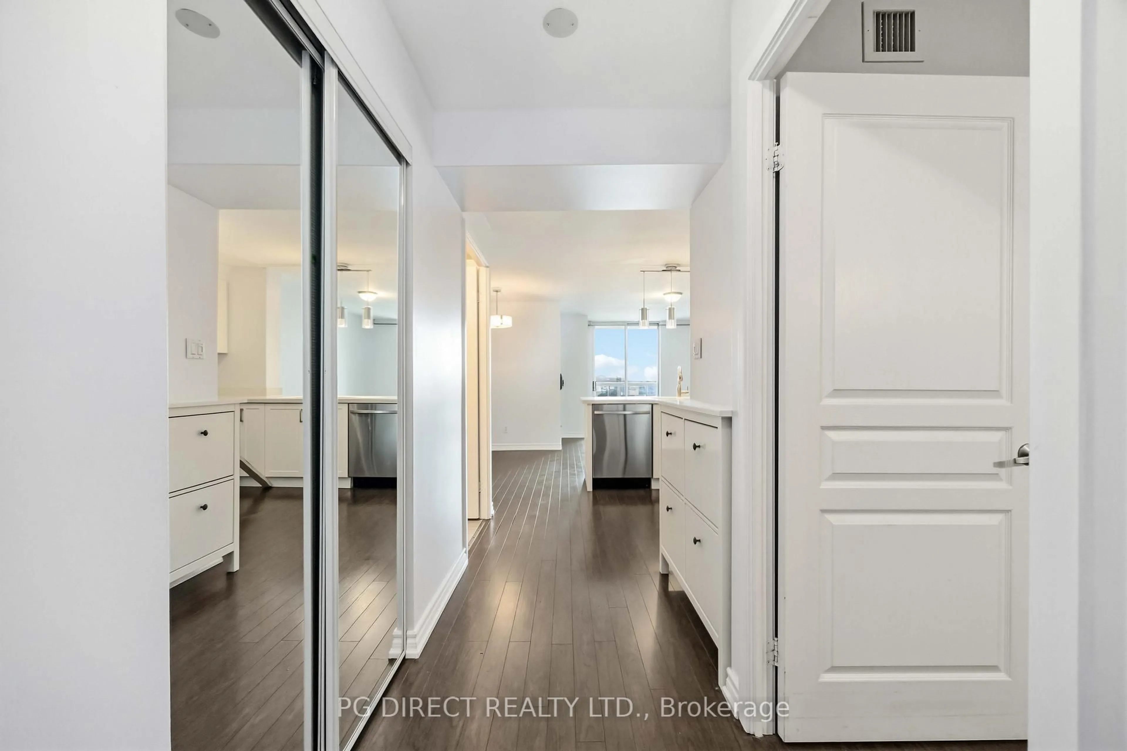 Indoor entryway for 323 Richmond St #807, Toronto Ontario M5A 4R3