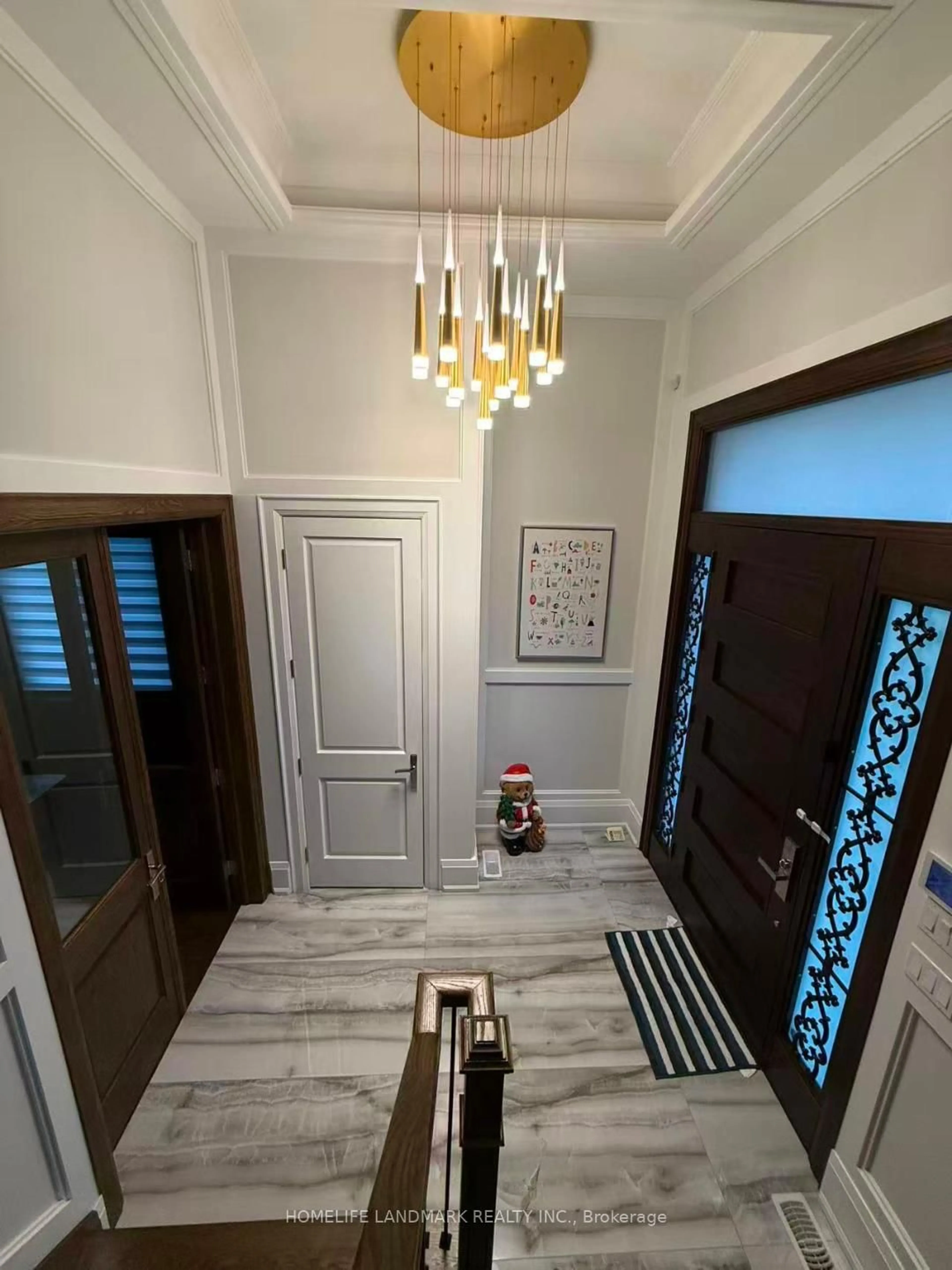 Indoor foyer for 30 Abitibi Ave, Toronto Ontario M2M 2V1