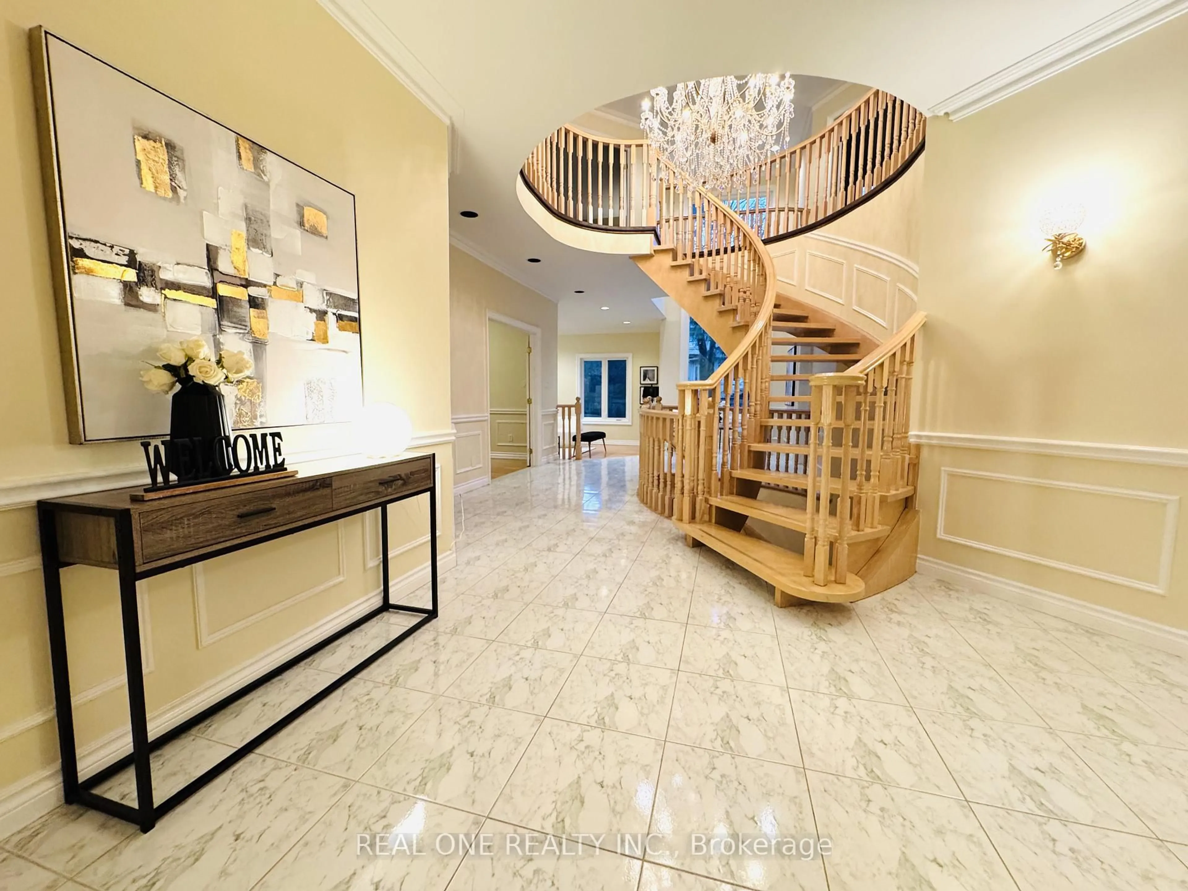 Indoor foyer for 237 Princess Ave, Toronto Ontario M2N 3S2