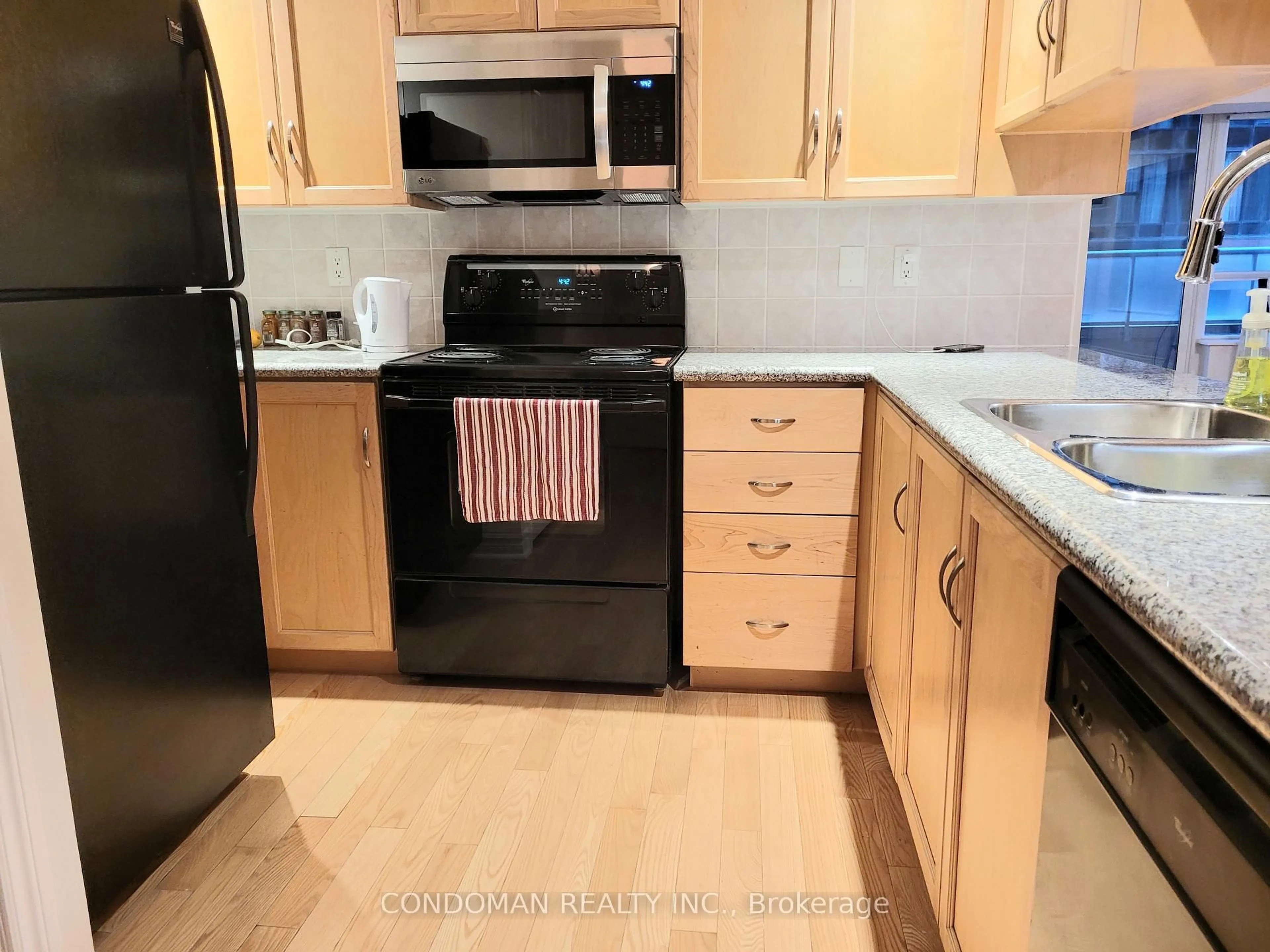 Standard kitchen, ceramic/tile floor for 250 Wellington St #340, Toronto Ontario M5V 2V4