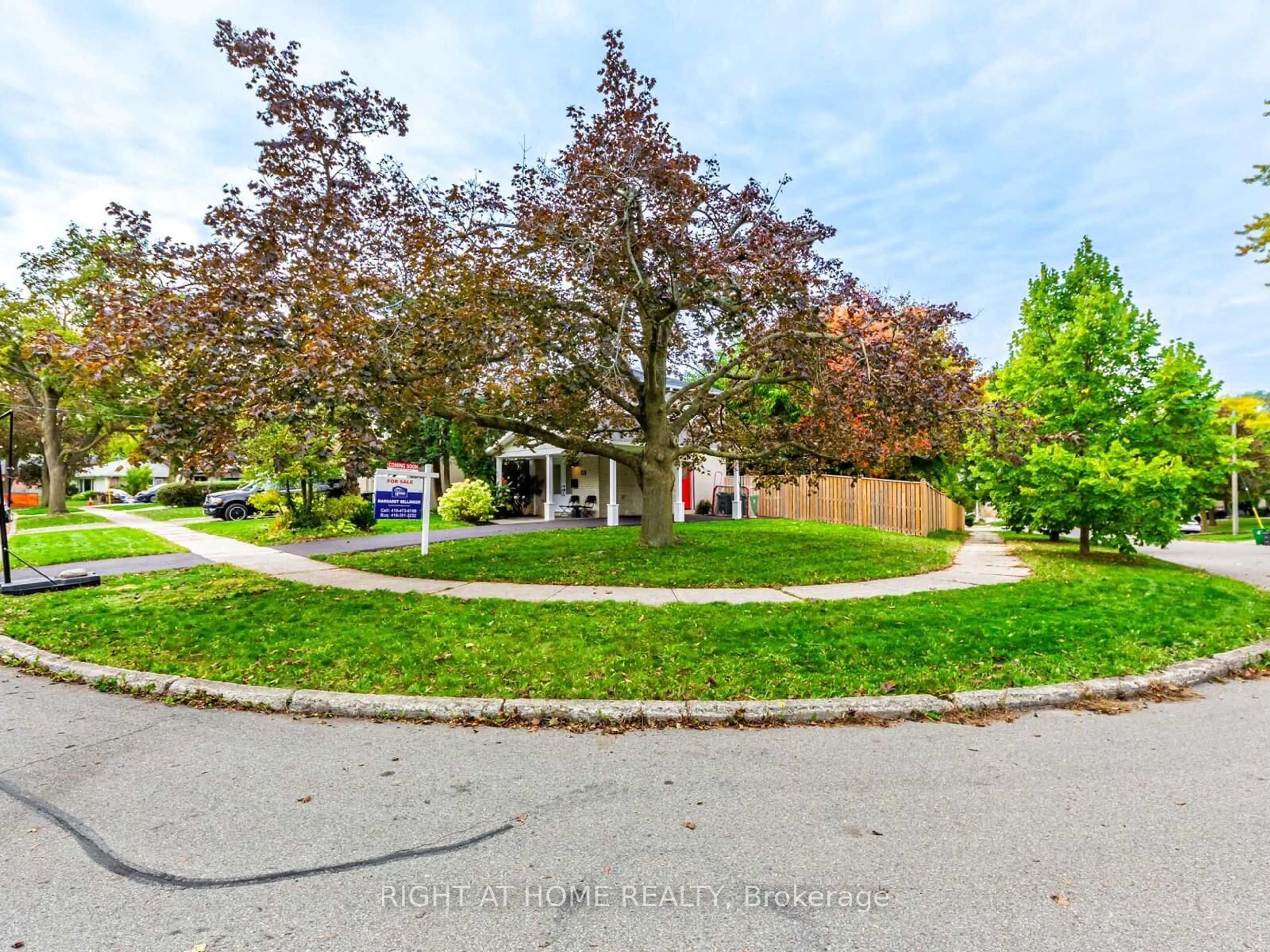 A pic from outside/outdoor area/front of a property/back of a property/a pic from drone, street for 43 Kingland Cres, Toronto Ontario M2J 2B8