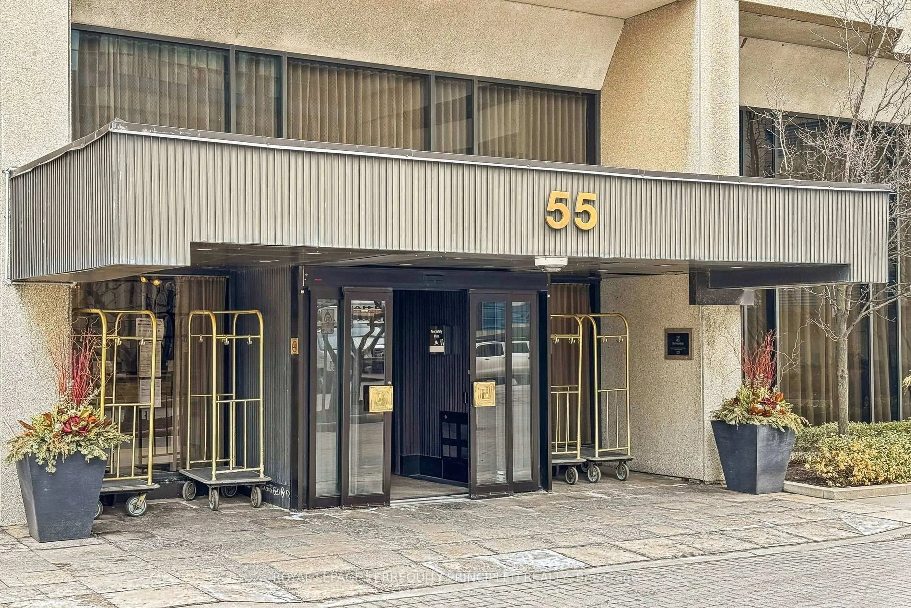 Unknown for 55 Harbour Sq #3413, Toronto Ontario M5J 2L1