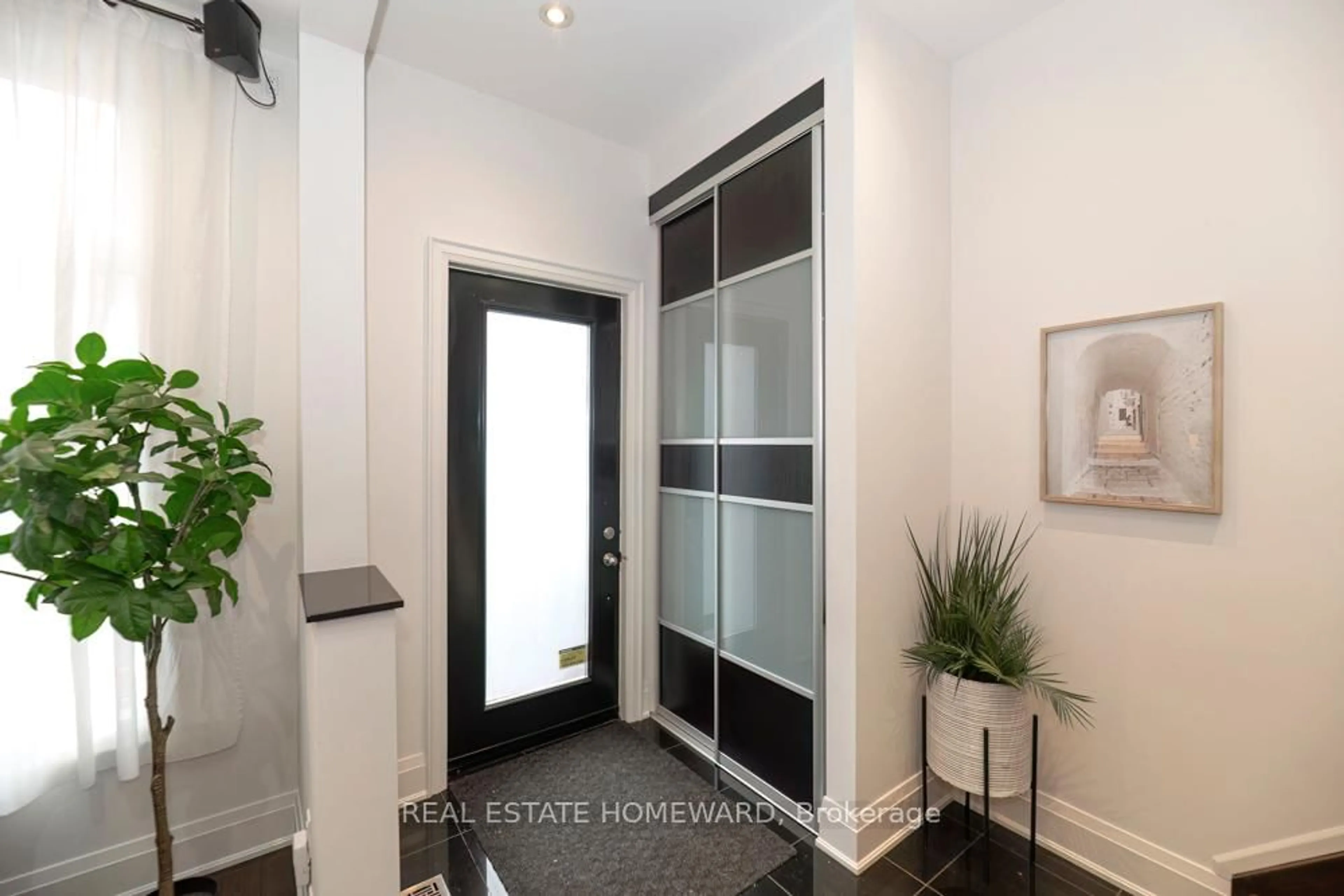 Indoor entryway for 136 Spruce St, Toronto Ontario M5A 2J5