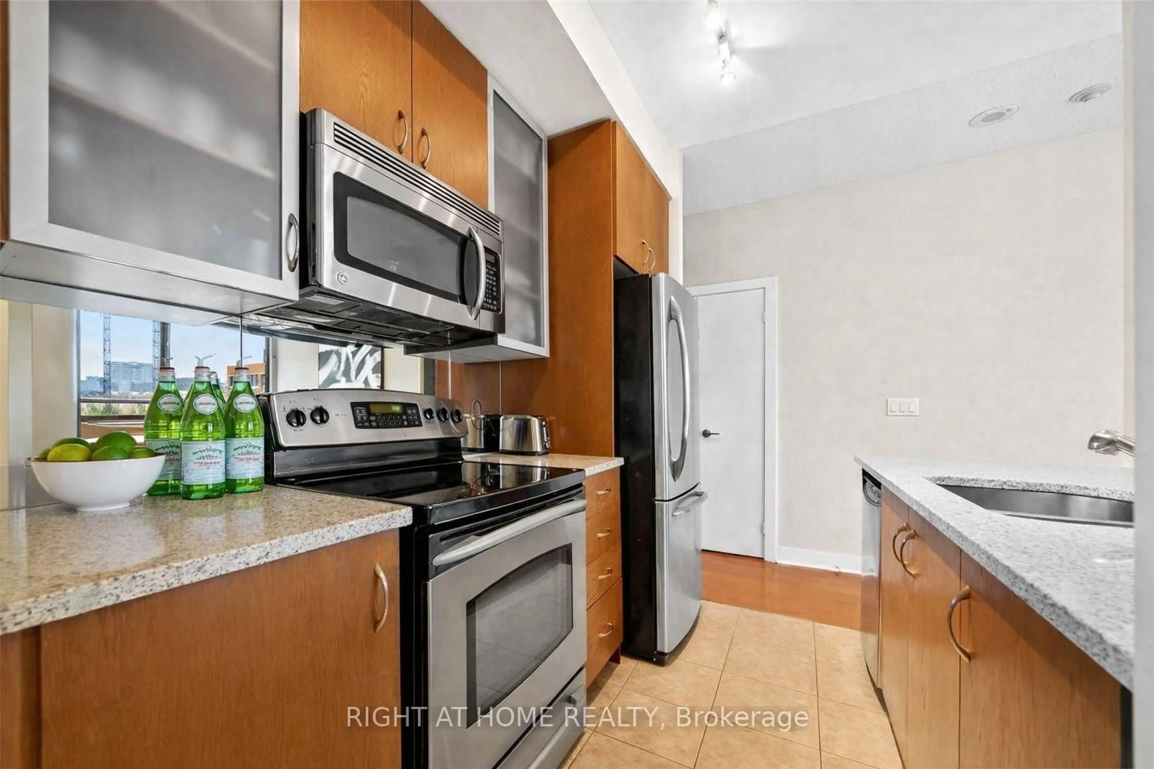 Standard kitchen, unknown for 438 King St #609, Toronto Ontario M5V 3T9