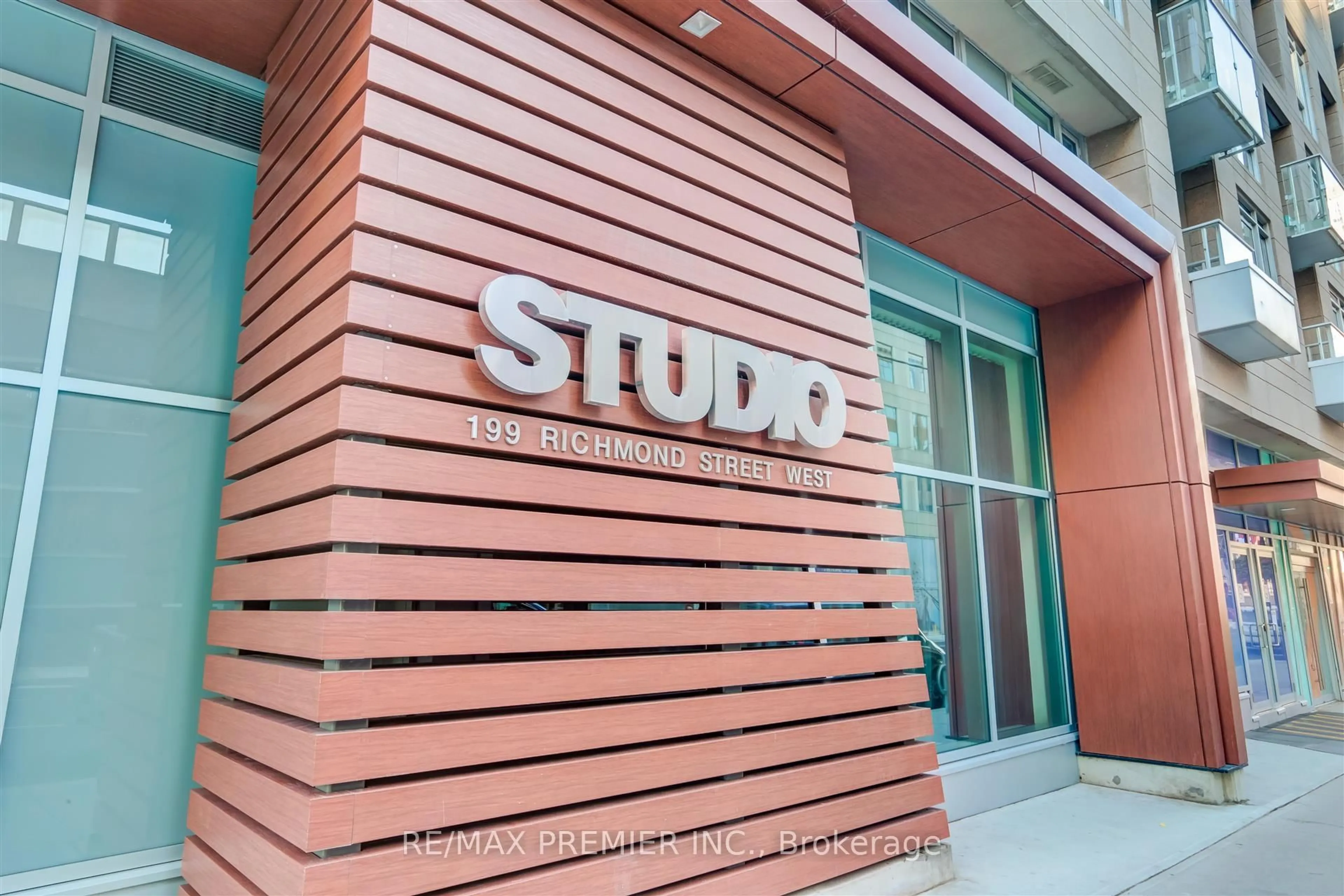 Indoor foyer for 199 Richmond St #403, Toronto Ontario M5V 0H4