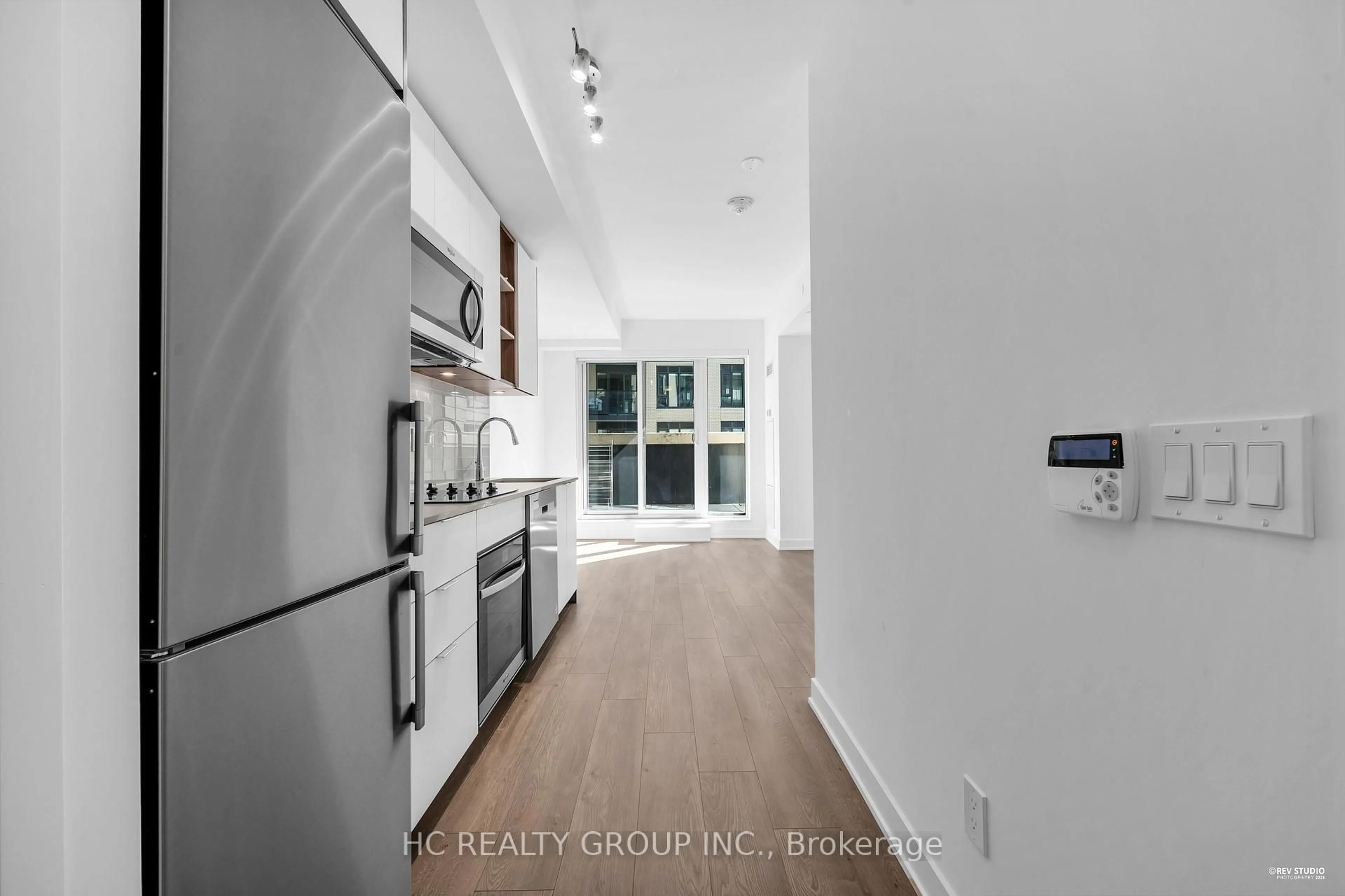 Open concept kitchen, ceramic/tile floor for 543 Richmond St #823, Toronto Ontario M5V 0W9