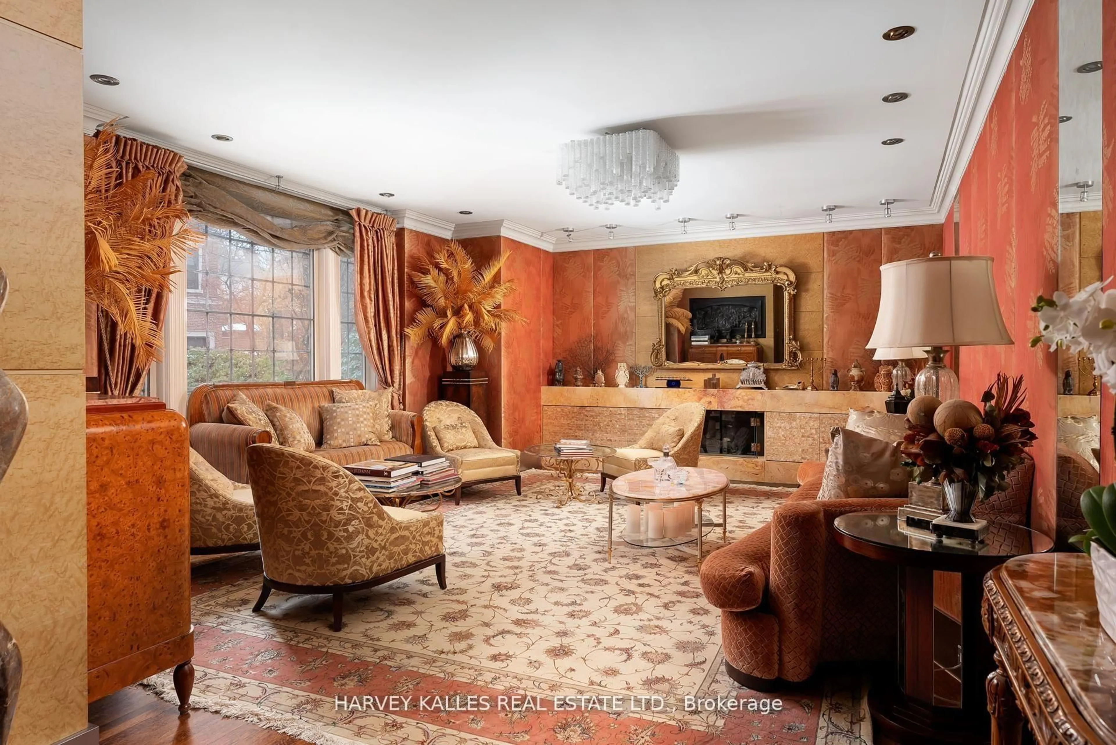 Living room with furniture, carpet floor for 7 Ridgewood Rd, Toronto Ontario M5P 1T4