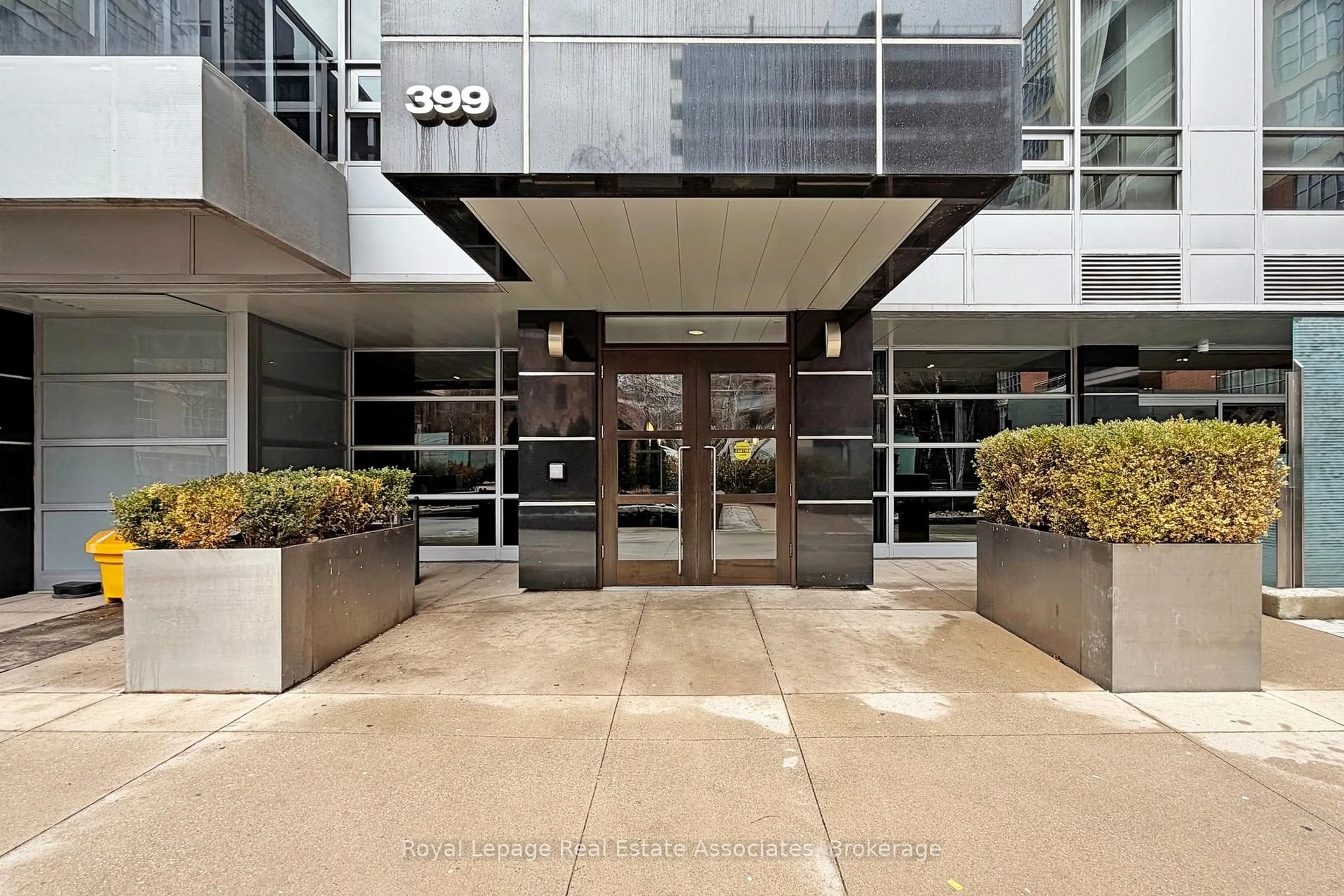 Indoor foyer for 399 Adelaide St #814, Toronto Ontario M5V 1S1