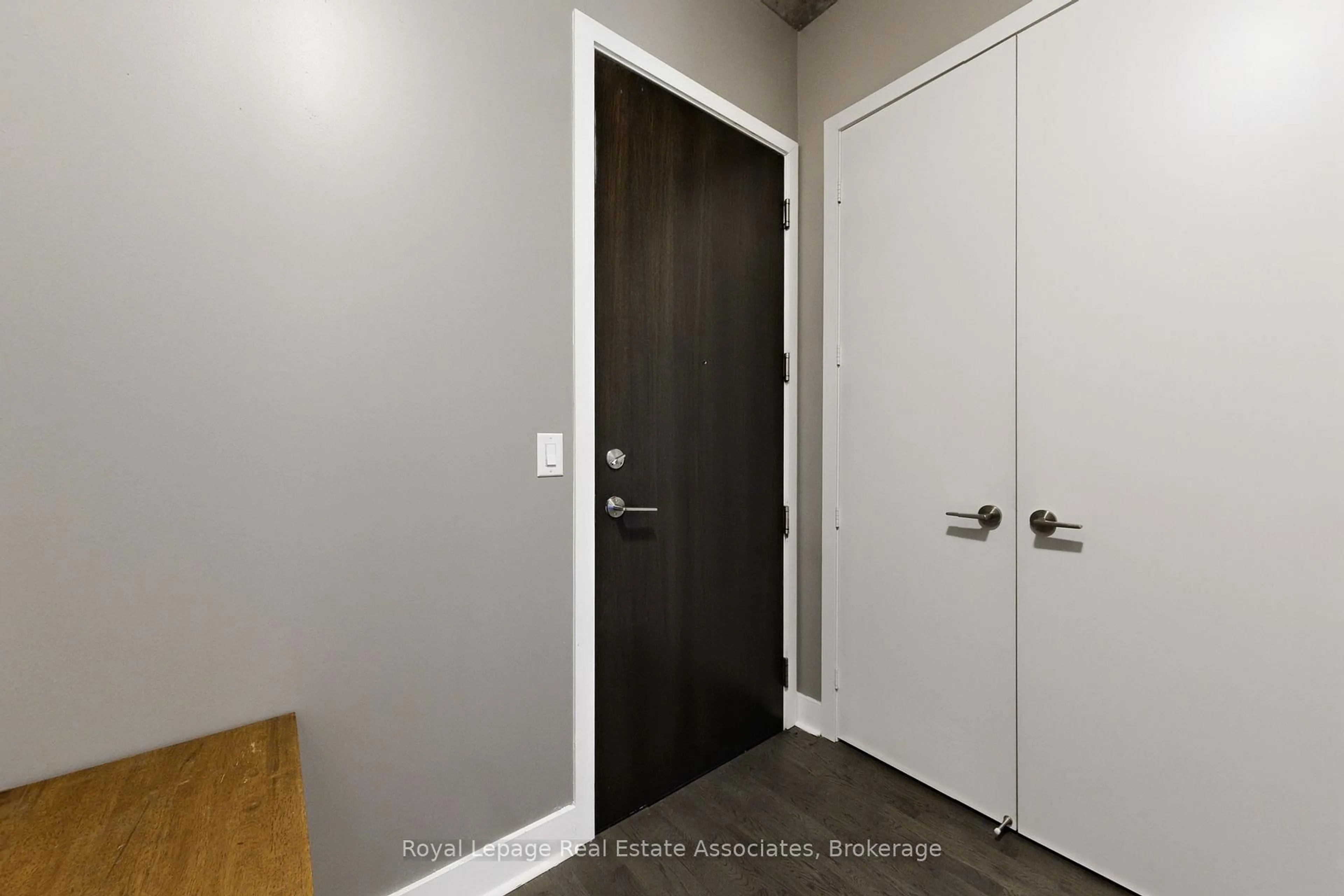 Indoor entryway for 399 Adelaide St #814, Toronto Ontario M5V 1S1
