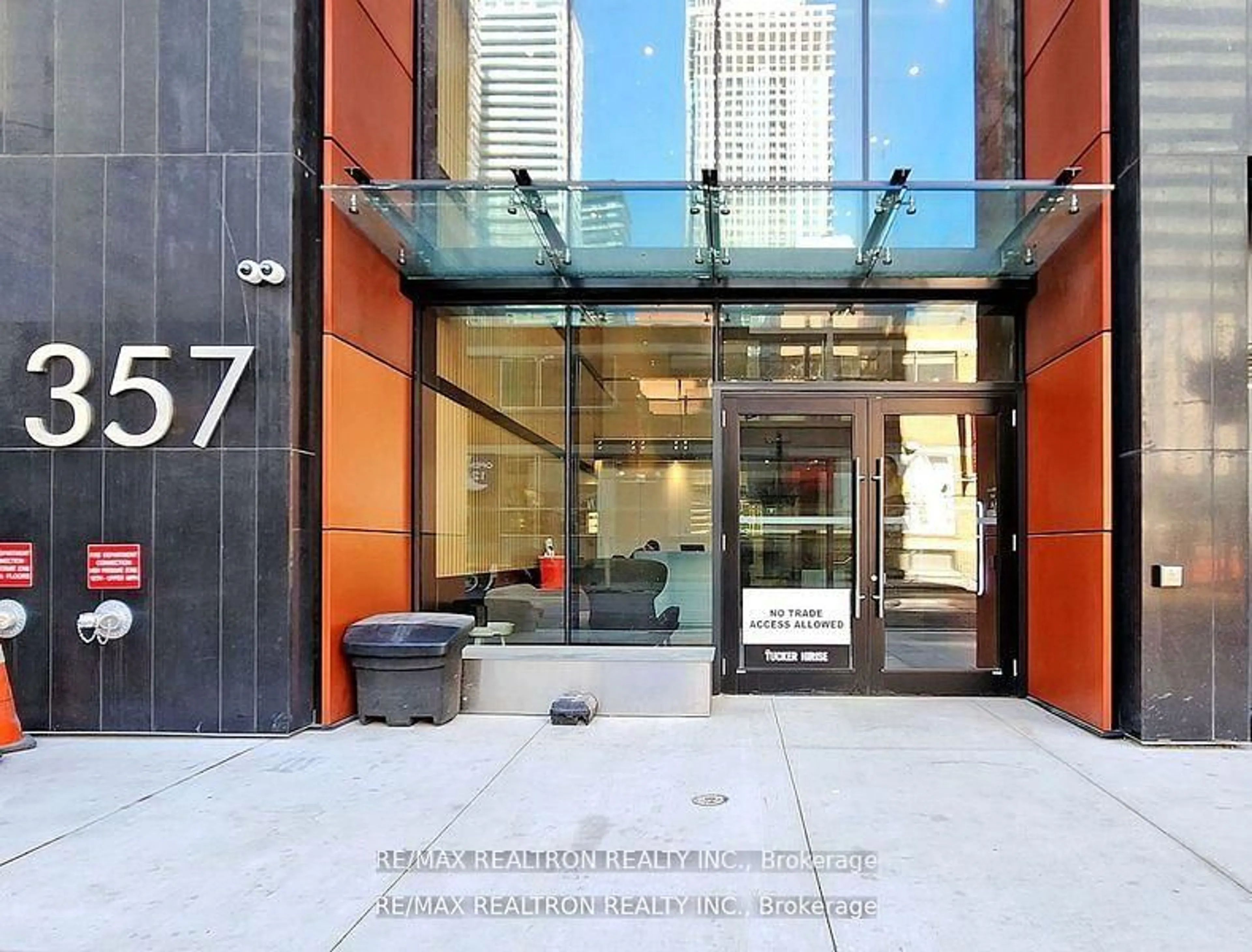 Indoor foyer for 357 King St #1504, Toronto Ontario M5V 0S7