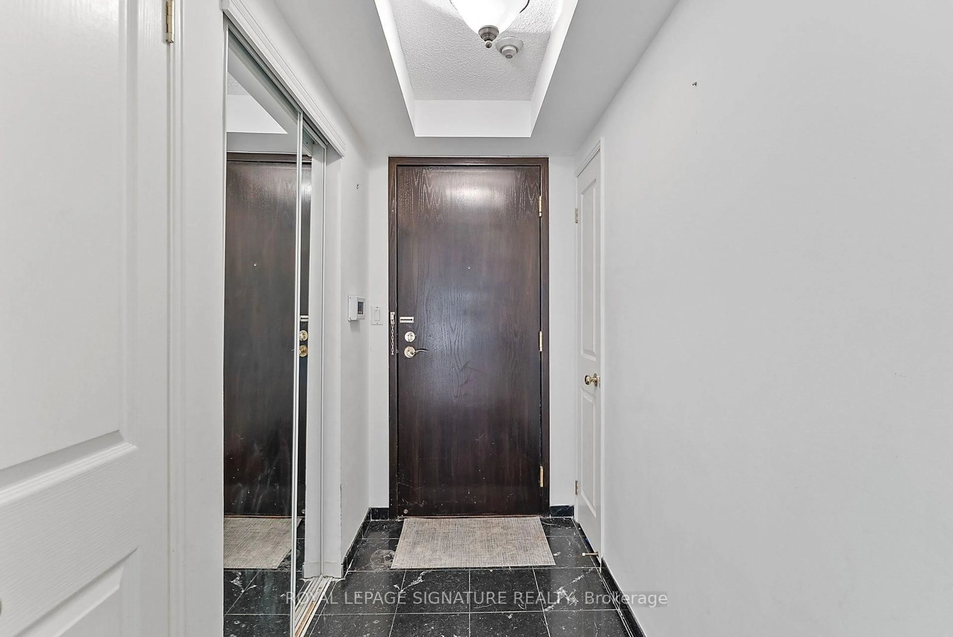 Indoor foyer for 18 Hollywood Ave #206, Toronto Ontario M2N 6P5