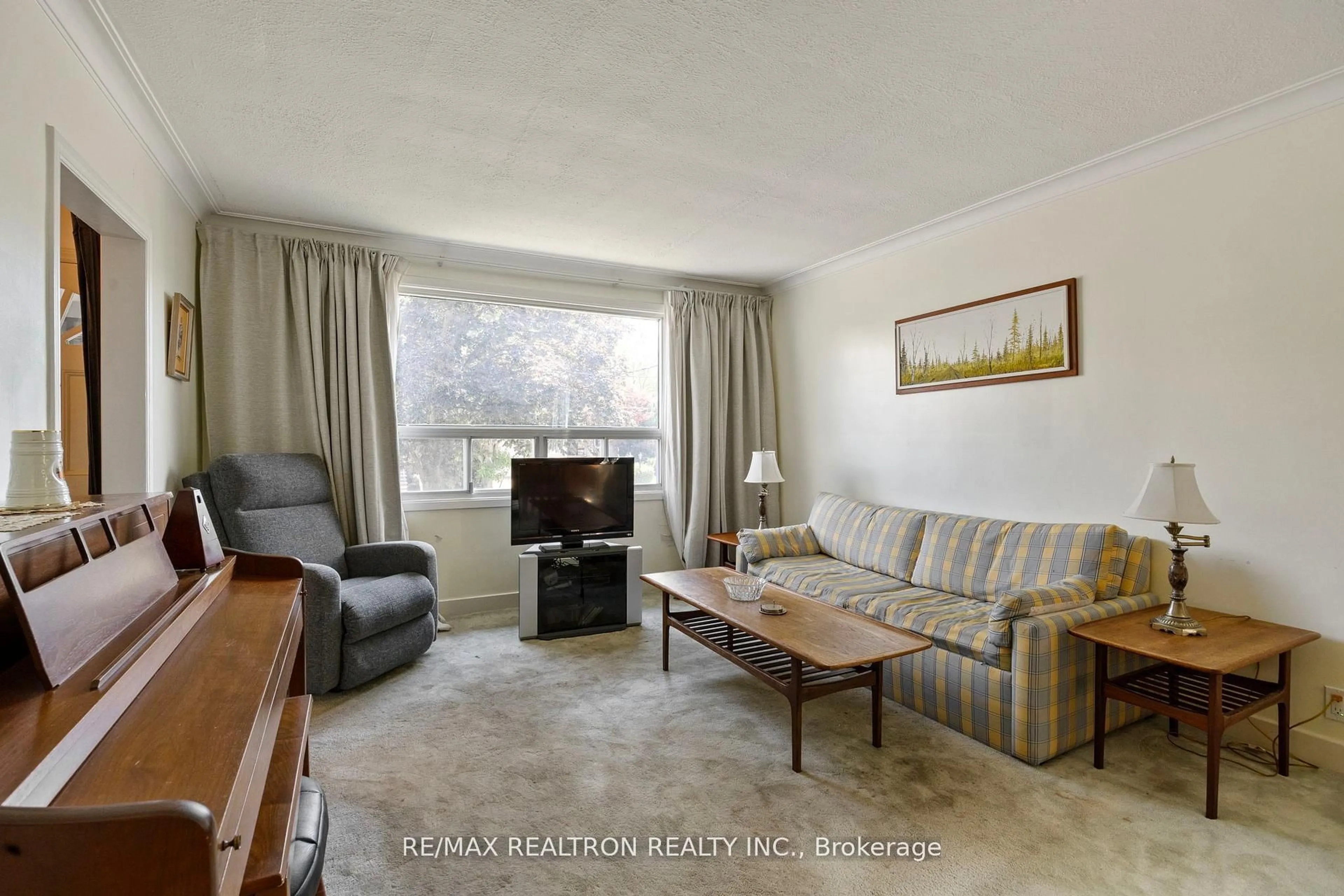 Living room with furniture, unknown for 598 Coldstream Ave, Toronto Ontario M6B 2L2