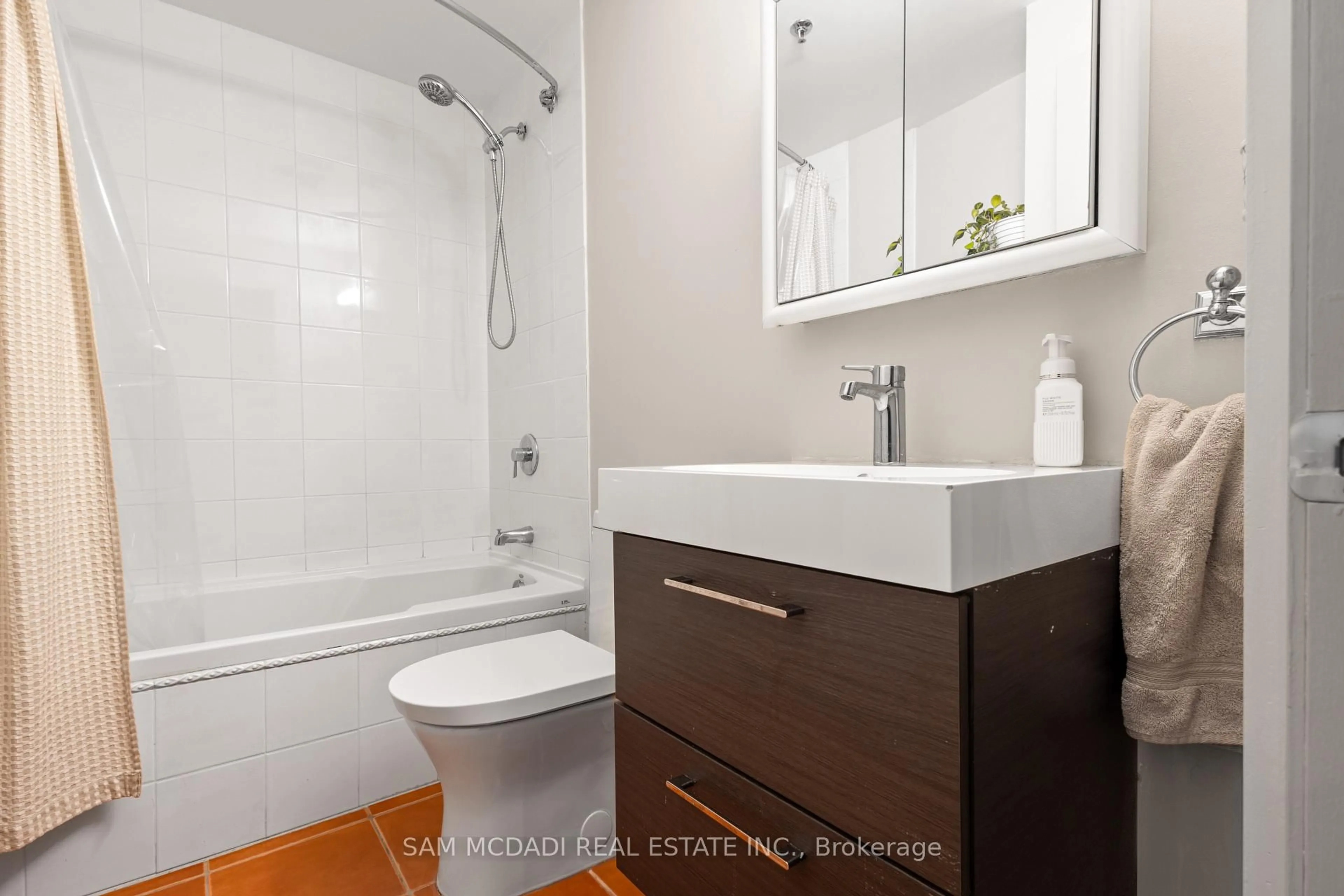 Standard bathroom, unknown for 183 Dovercourt Rd #204, Toronto Ontario M6J 3C1