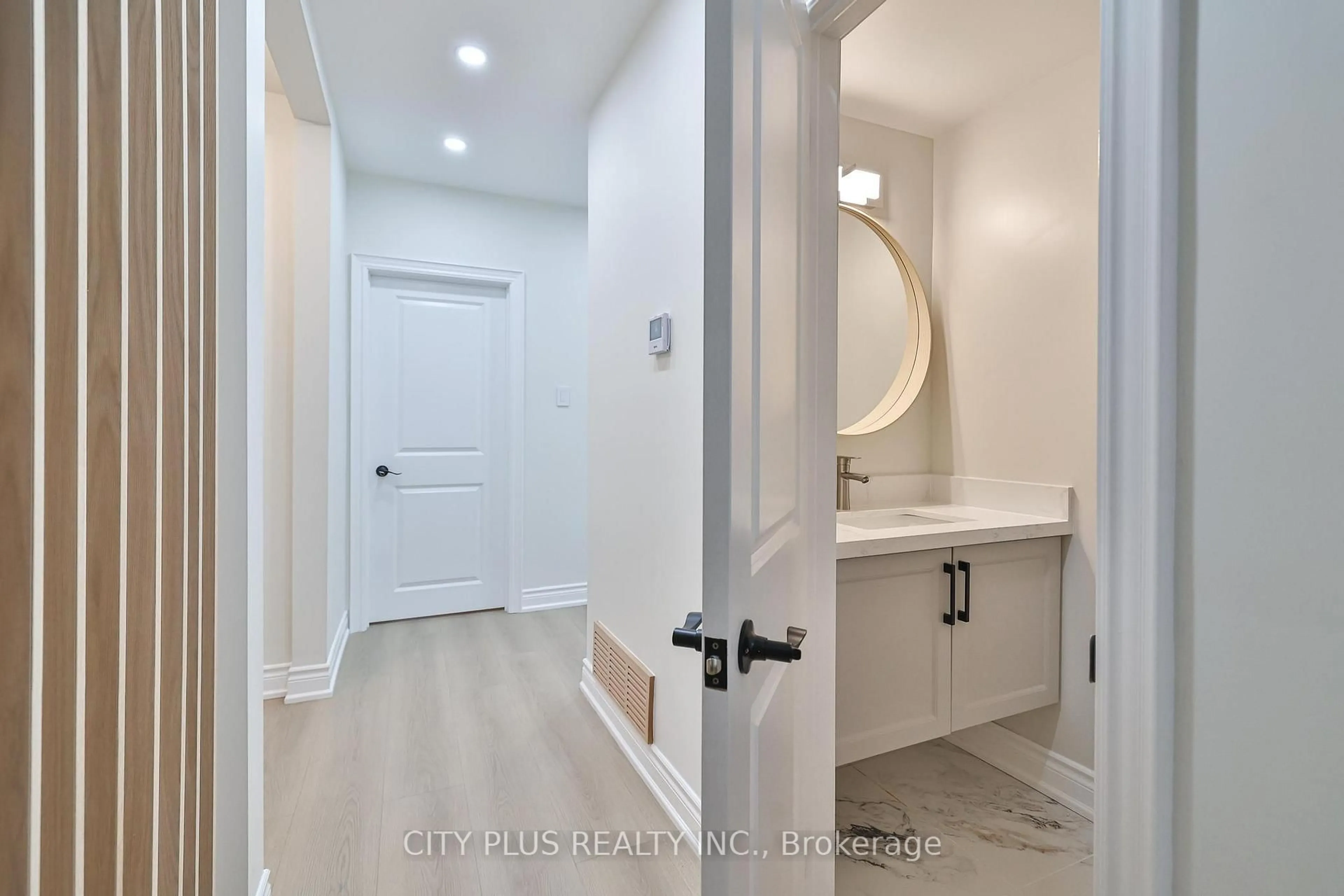Indoor entryway for 23 Reiber Cres, Toronto Ontario M2H 1C3