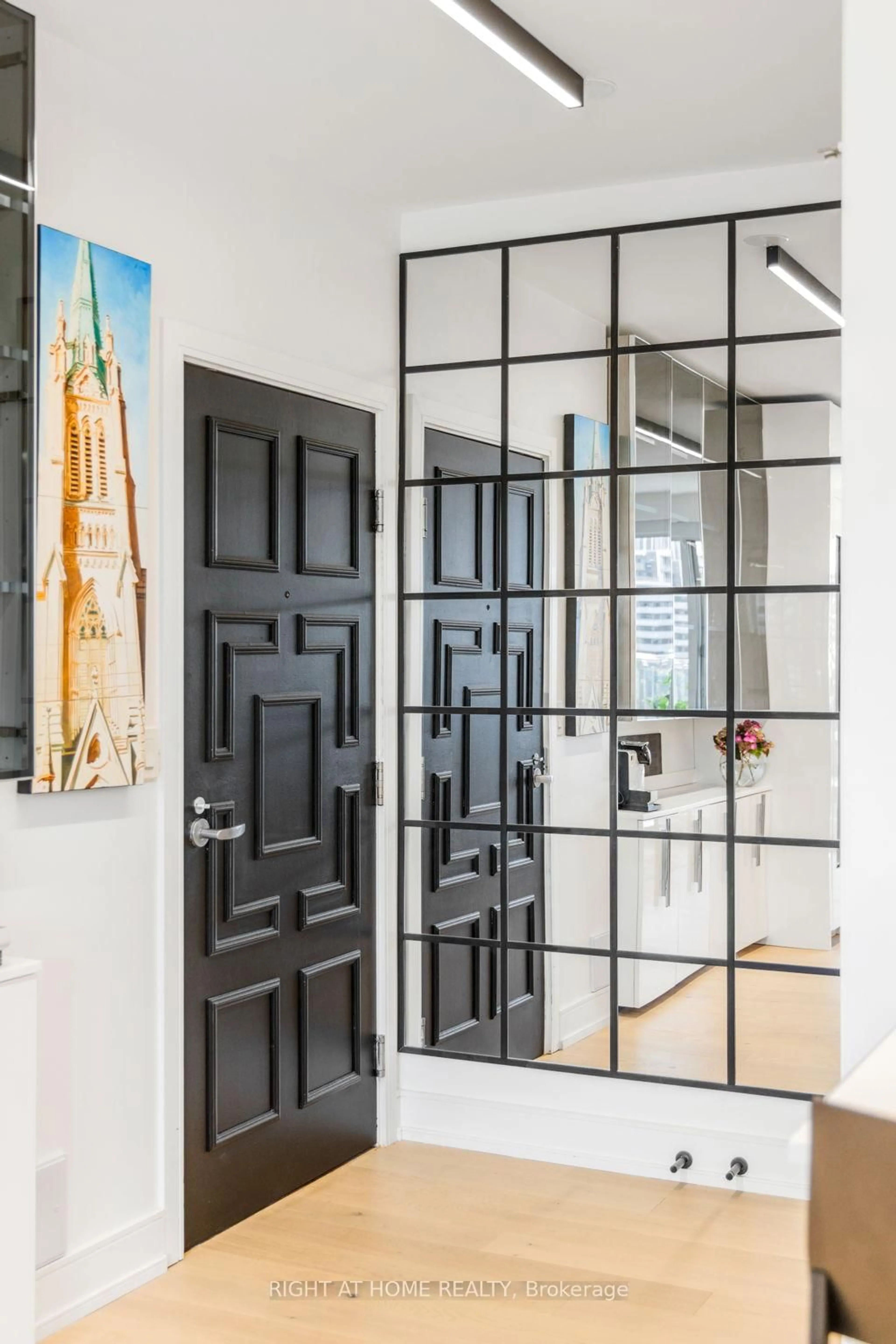 Indoor entryway for 168 King St #1402, Toronto Ontario M5A 4S4