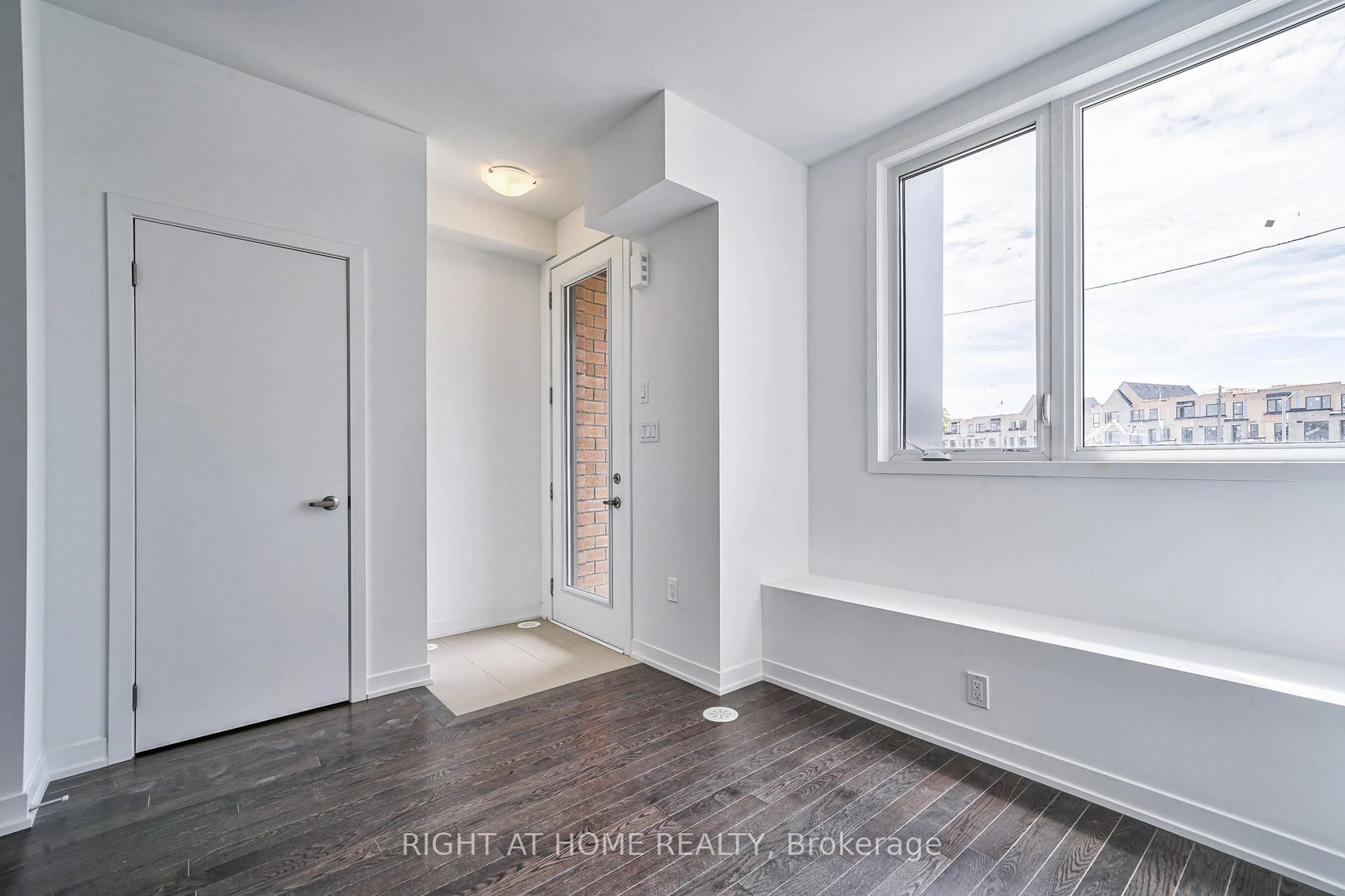 Indoor entryway for 80 Green Gardens Blvd, Toronto Ontario M6A 2M3