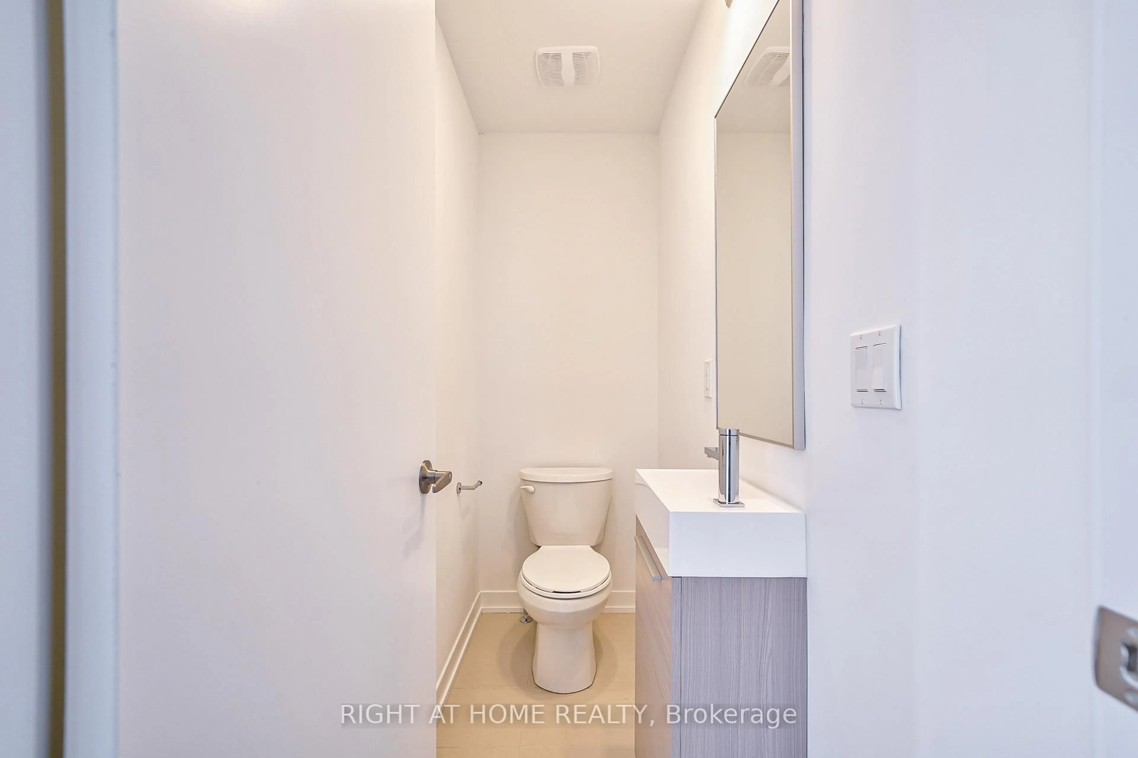 Standard bathroom, unknown for 80 Green Gardens Blvd, Toronto Ontario M6A 2M3