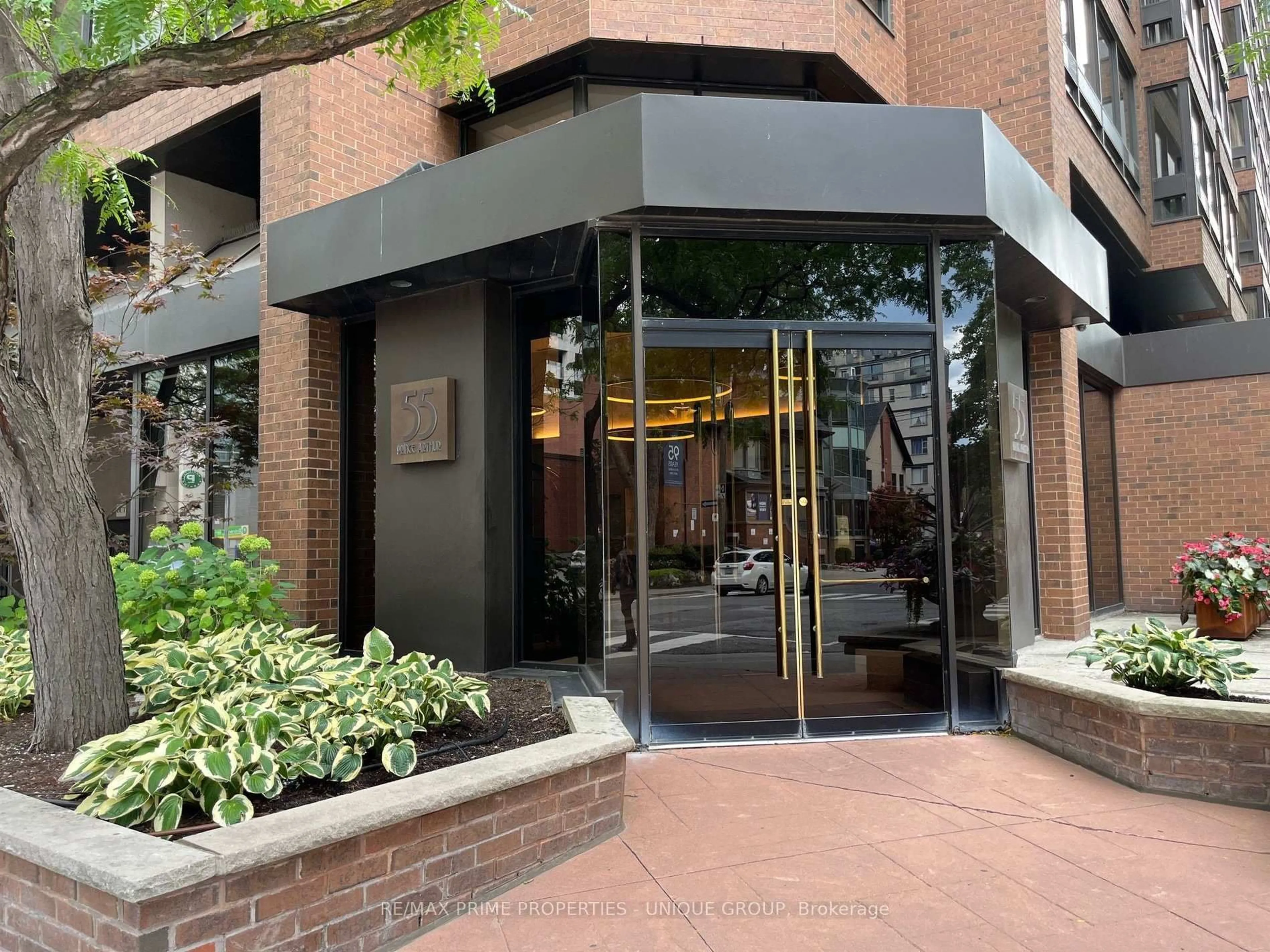 Indoor foyer for 55 Prince Arthur Ave #805, Toronto Ontario M5R 1B3