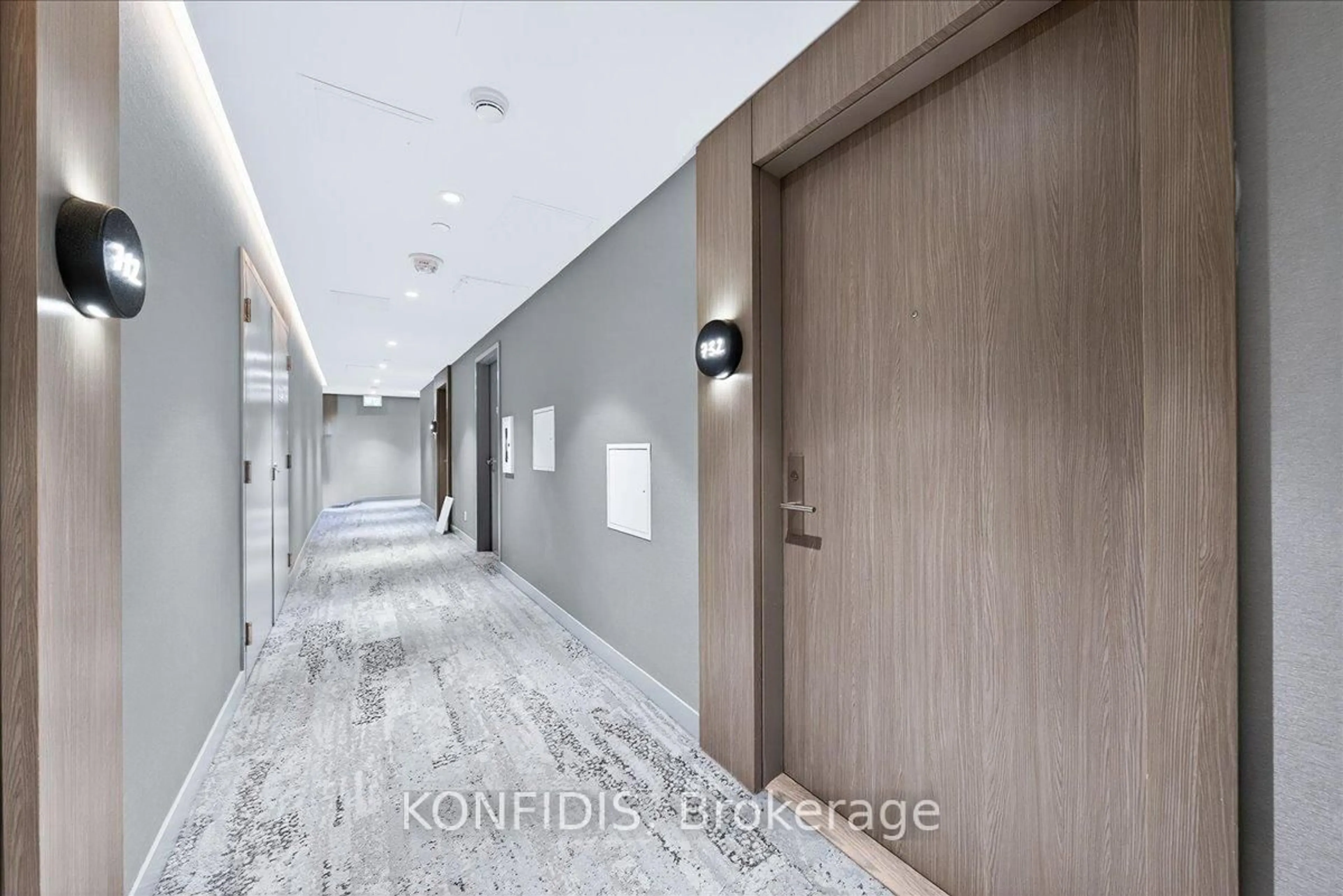 Indoor foyer for 161 Roehampton Ave #732, Toronto Ontario M4P 0C8