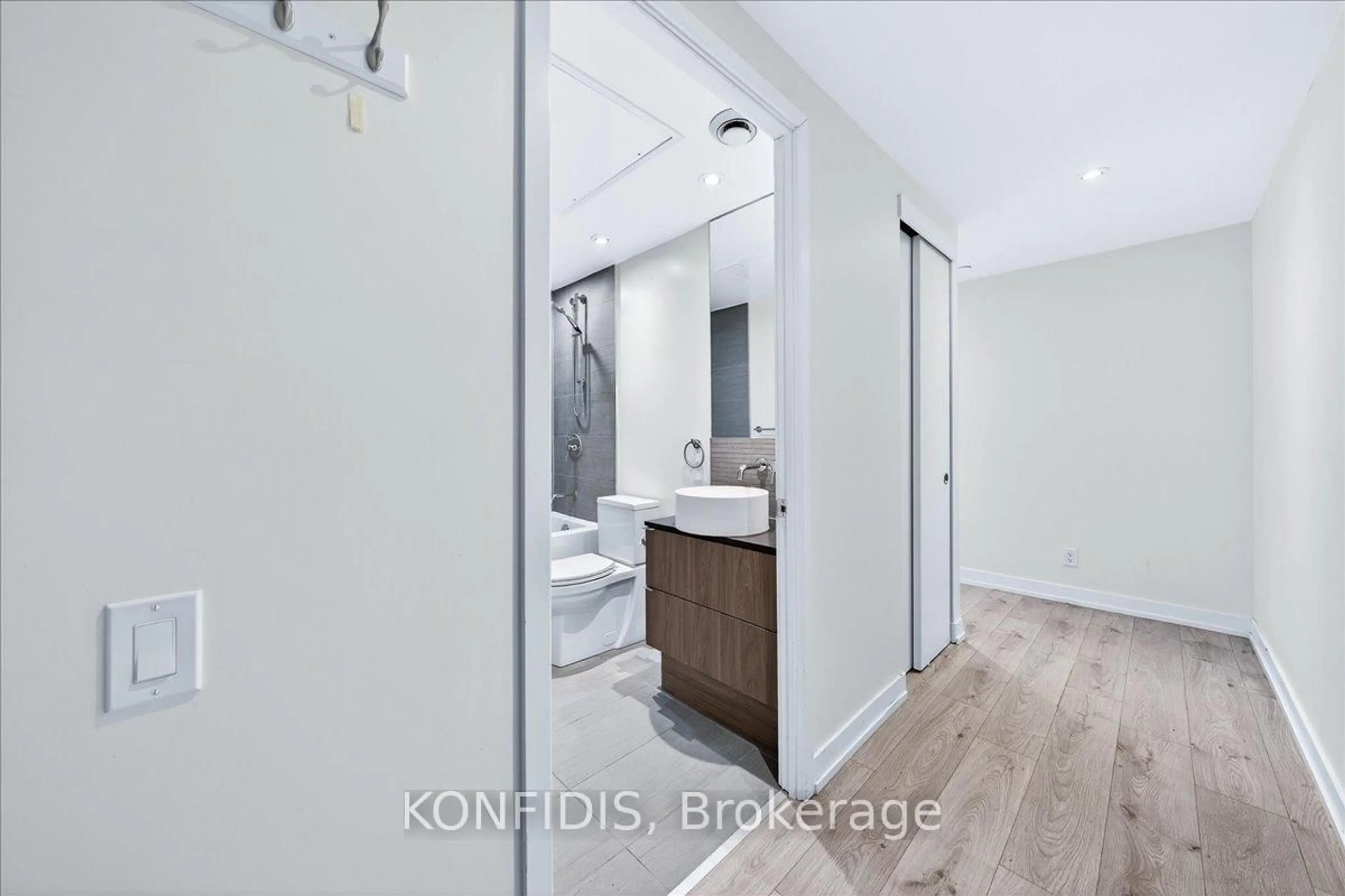 Unknown for 161 Roehampton Ave #732, Toronto Ontario M4P 0C8