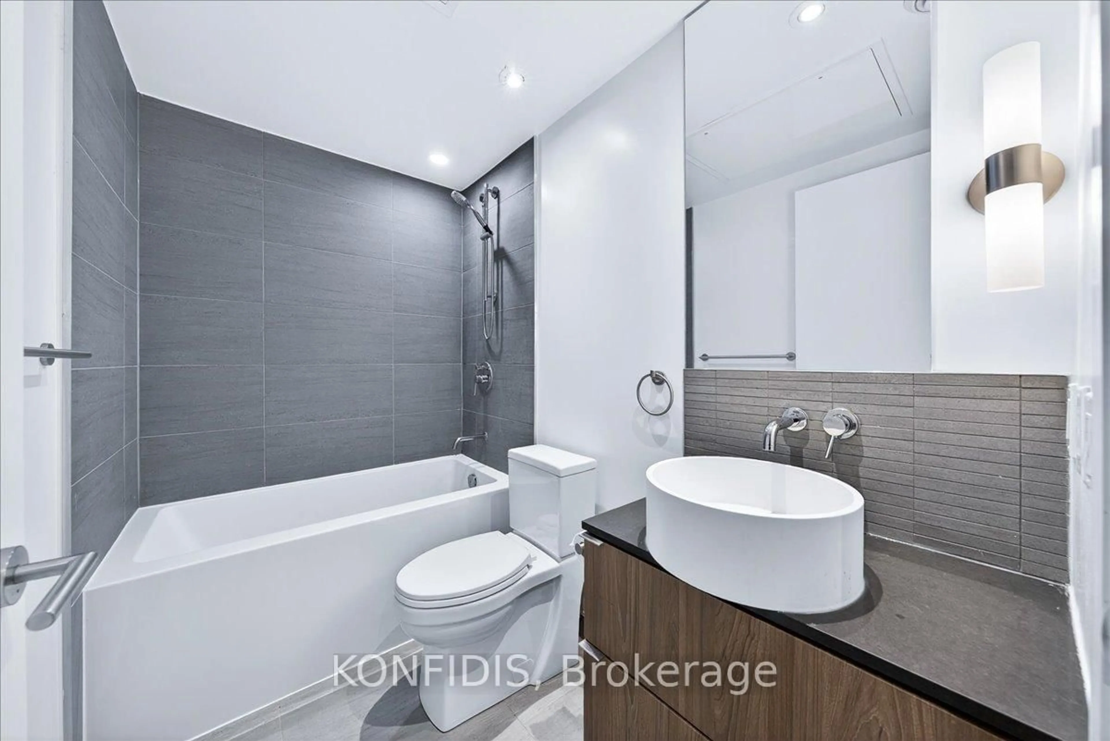 Standard bathroom, ceramic/tile floor for 161 Roehampton Ave #732, Toronto Ontario M4P 0C8