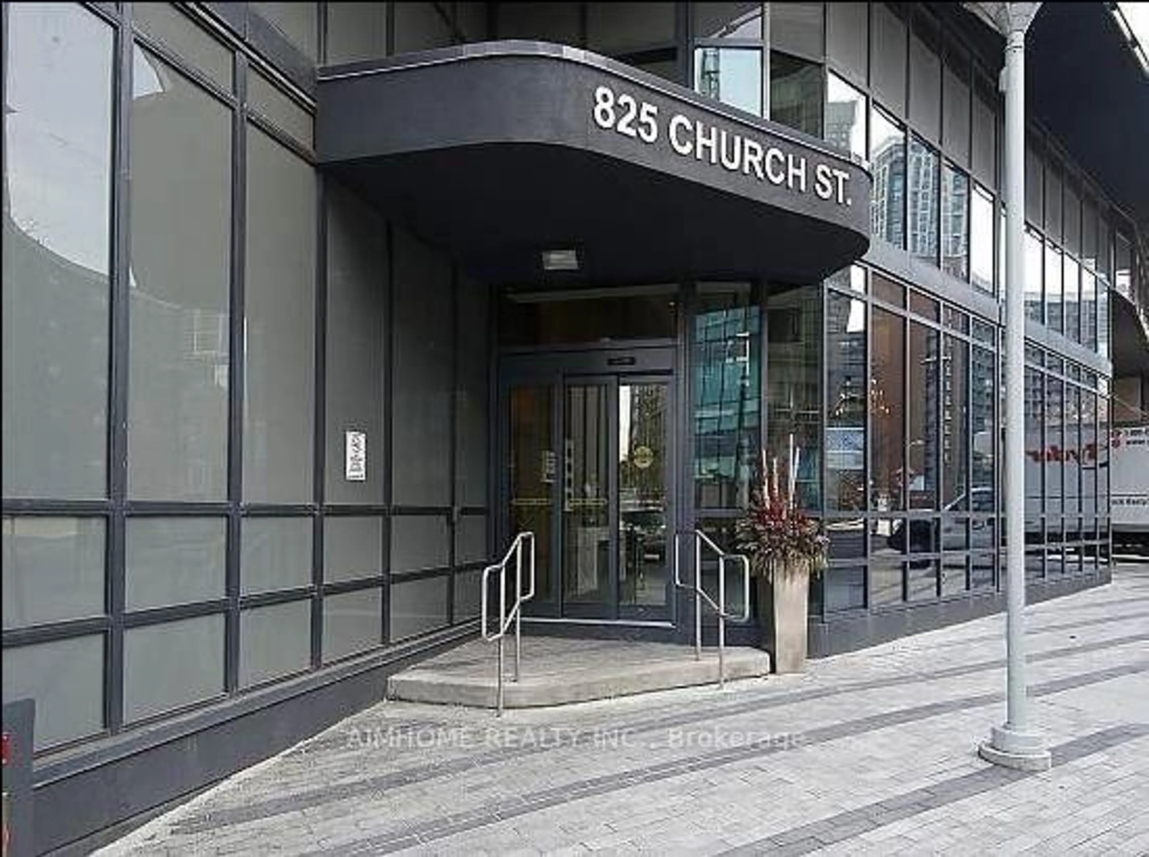 Indoor foyer for 825 Church St #3707, Toronto Ontario M4W 3Z4