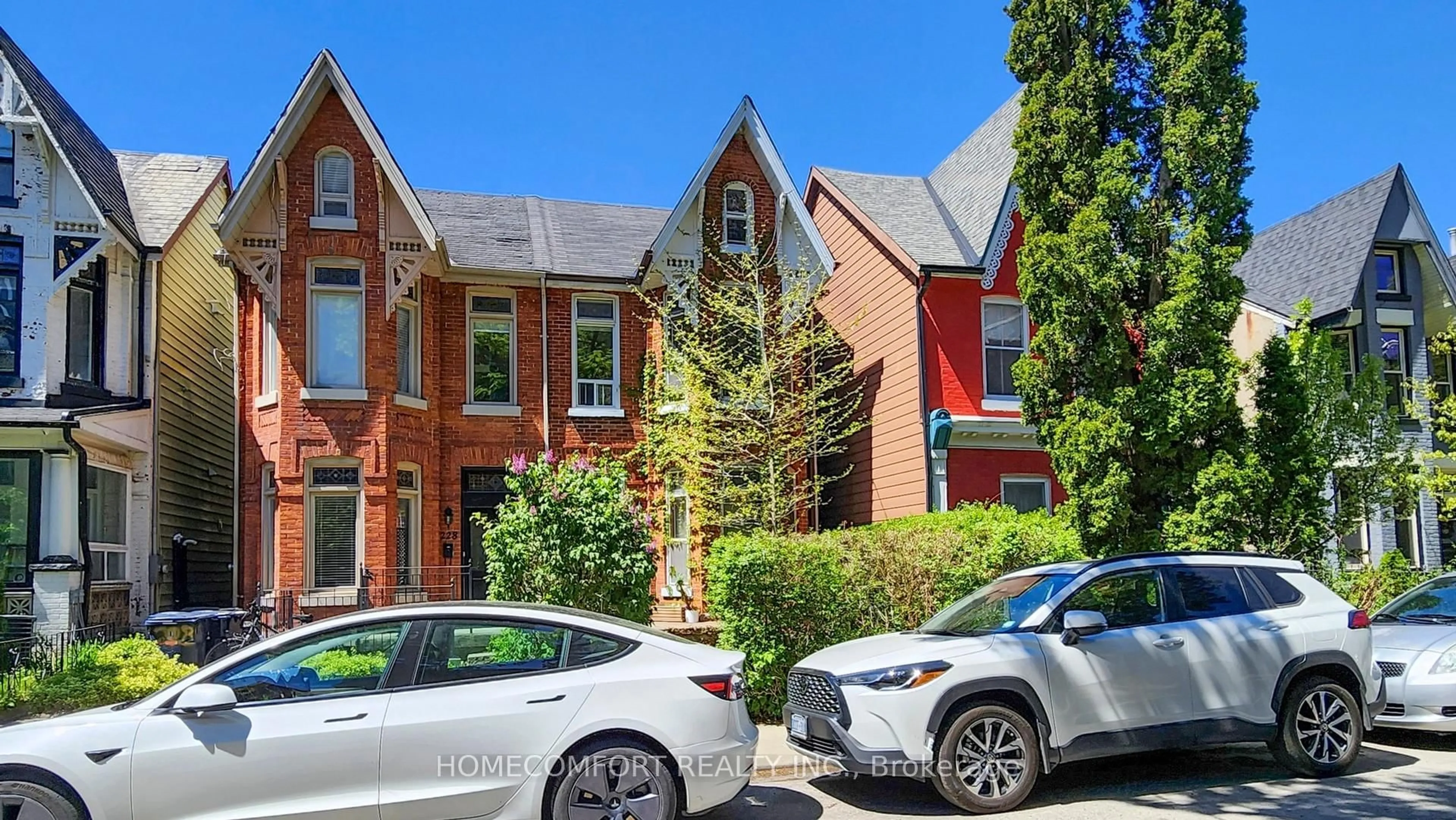 A pic from outside/outdoor area/front of a property/back of a property/a pic from drone, street for 230 Robert St, Toronto Ontario M5S 2K7